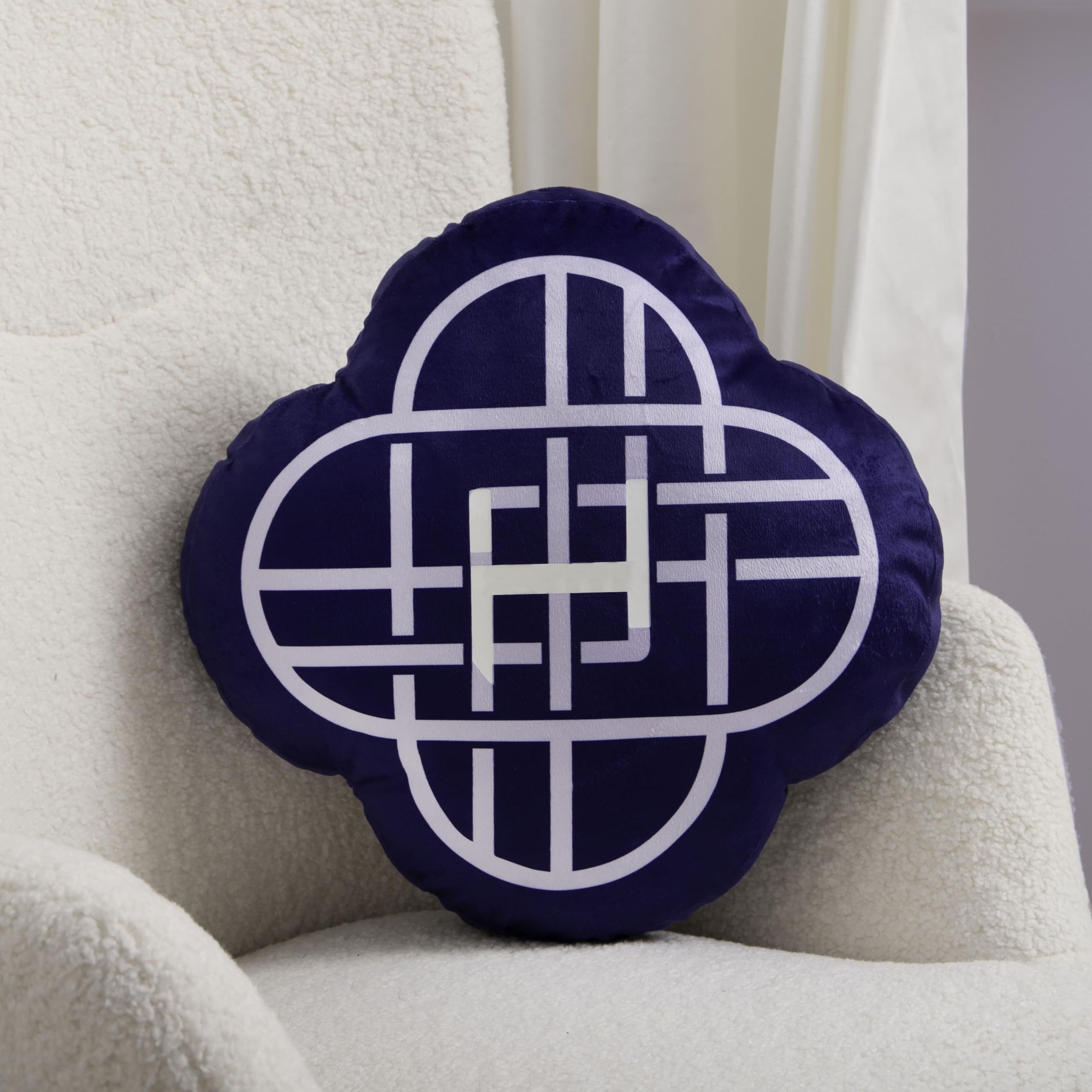 Cuscino sagomato con licenza ufficiale K-Pop Demon Hunters | Design Huntrix lampeggiante | Emblema che si illumina al buio | Perfetto per l'arredamento della camera da letto o del soggiorno 40 x 40 cm