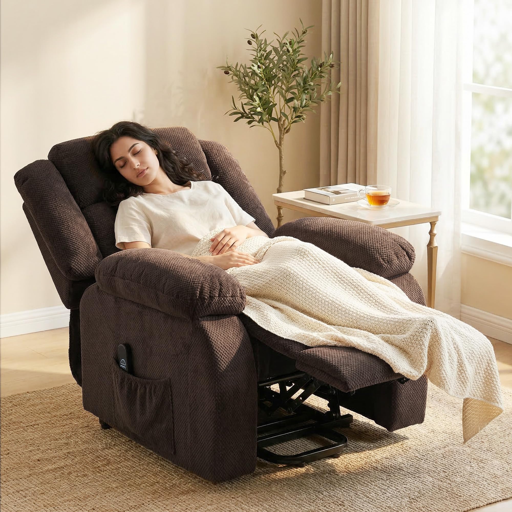 HOMCOM Sillón Relax Reclinable Eléctrico Levanta Personas, con Puerto USB, Sillón Elevador, con Control Remoto, Asiento Ancho, Reposapiés, Tapizado en Terciopelo, Bolsillos Laterales, Marrón