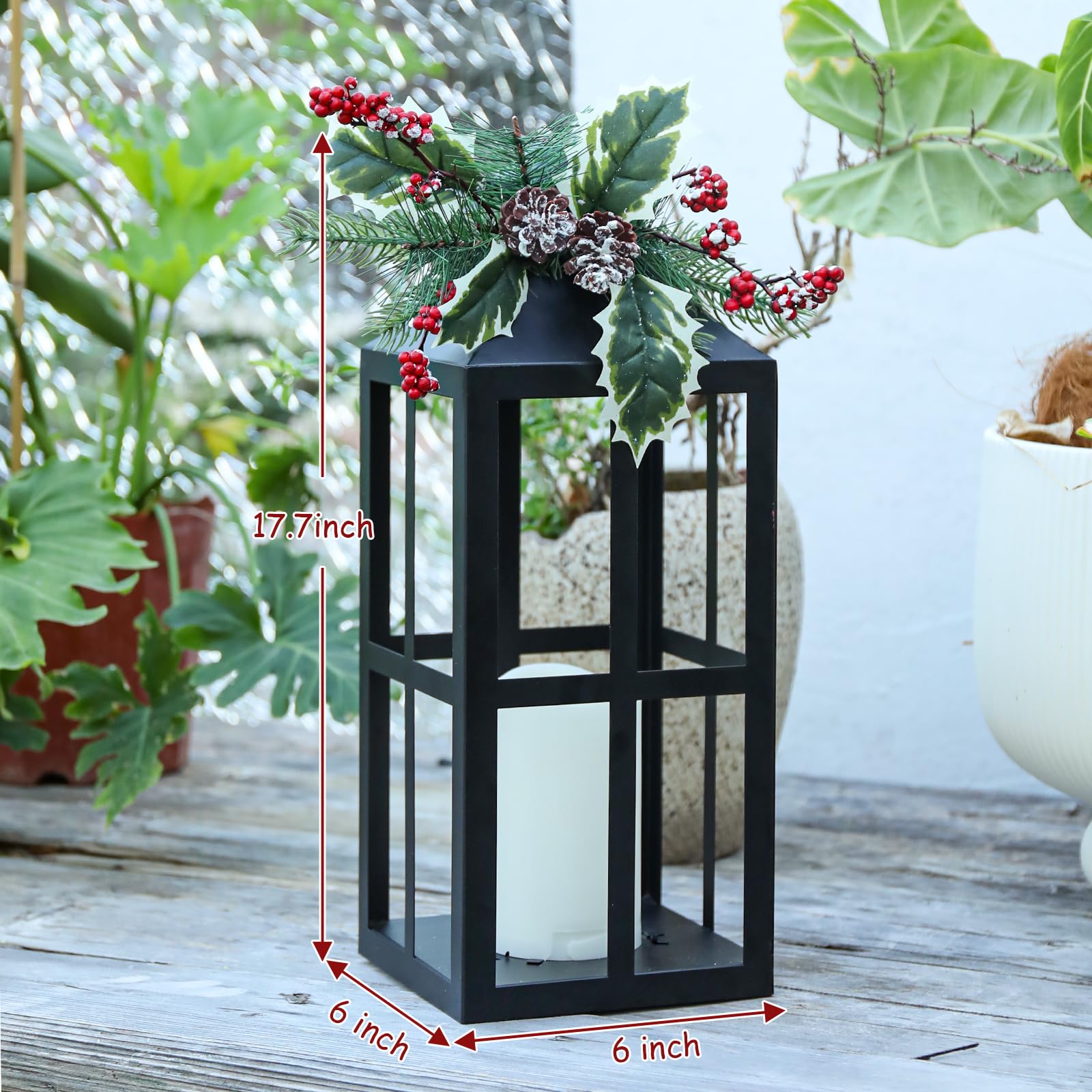 Paquete de 2 faroles de Navidad con vela LED sin llama, piñas y bayas de acebo, decoración de mesa o porche, iluminación navideña que funciona con pilas