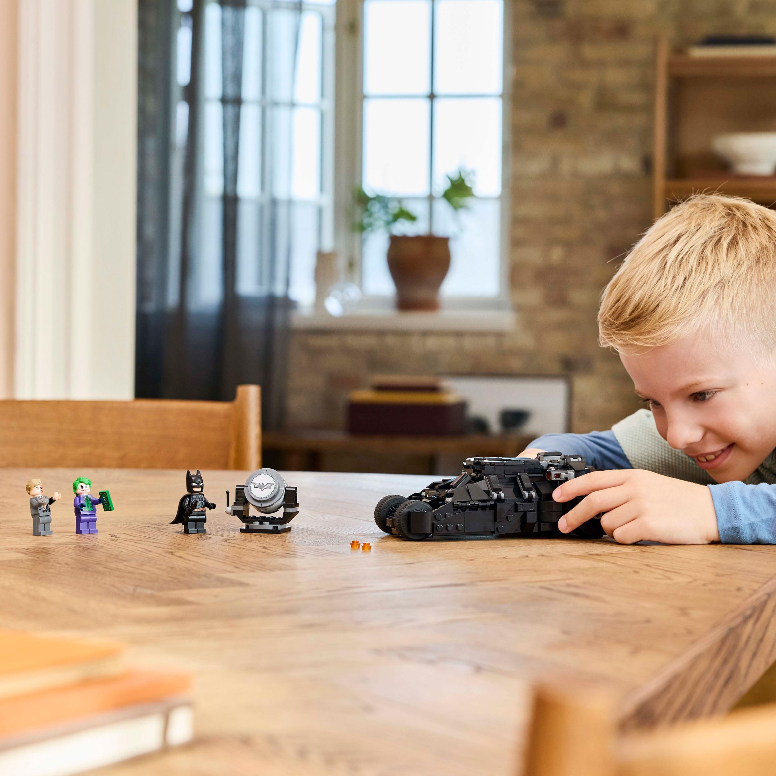 LEGO DC Batman: Tumbler de Batman vs. Two-Face y The Joker Juguete del Caballero Oscuro, Batmóvil y Minifiguras de Superhéroes y Villanos, Regalo para Niños y Niñas de 8 Años o Más 76303