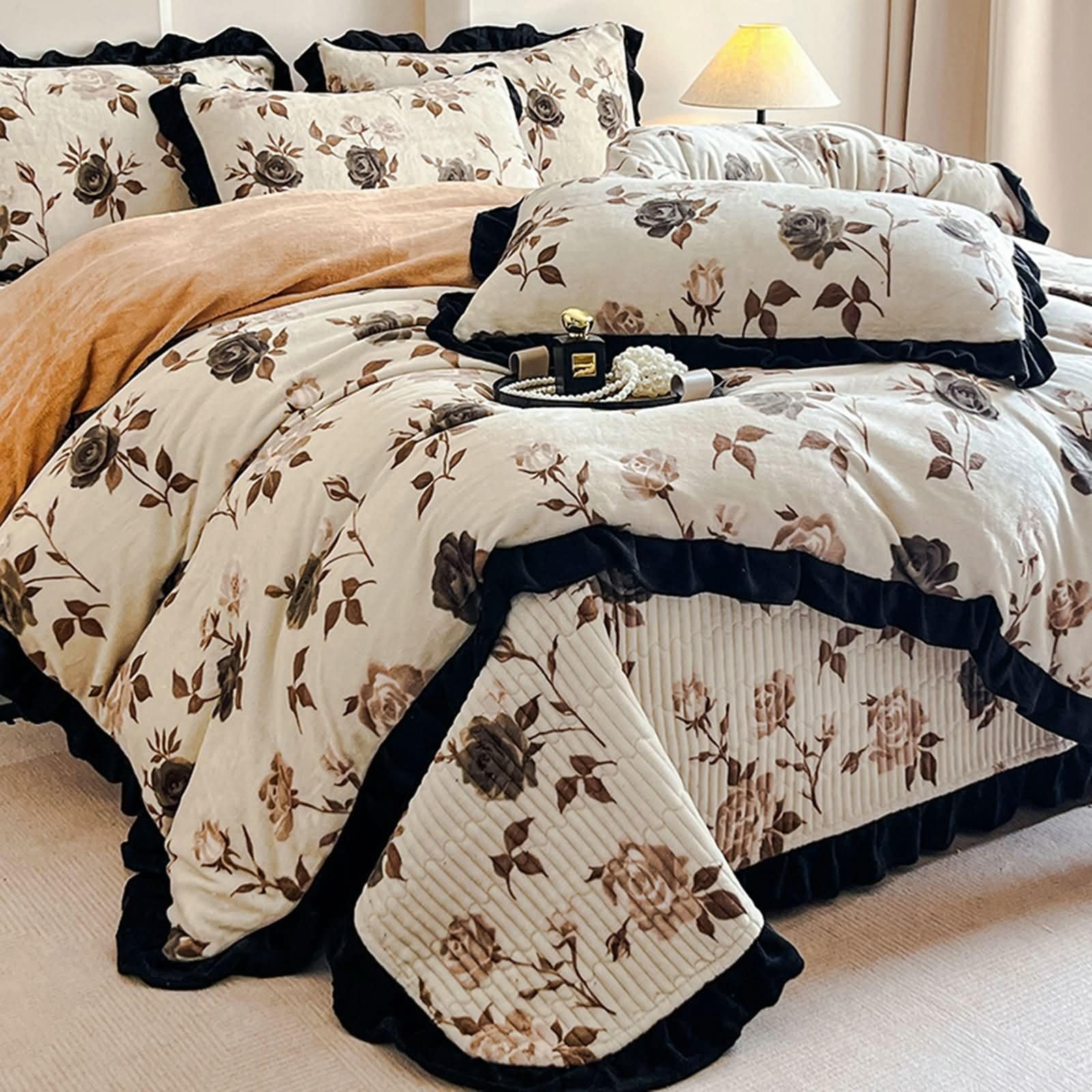 4-częściowy zestaw pościeli, poszwa na kołdrę 200x230cm, narzuta 230x250cm i 2 poszewki na poduszki, wzór gałęzi kwiatów i liści z falbankami, miękki aksamit, brązowy beżowy czarny
