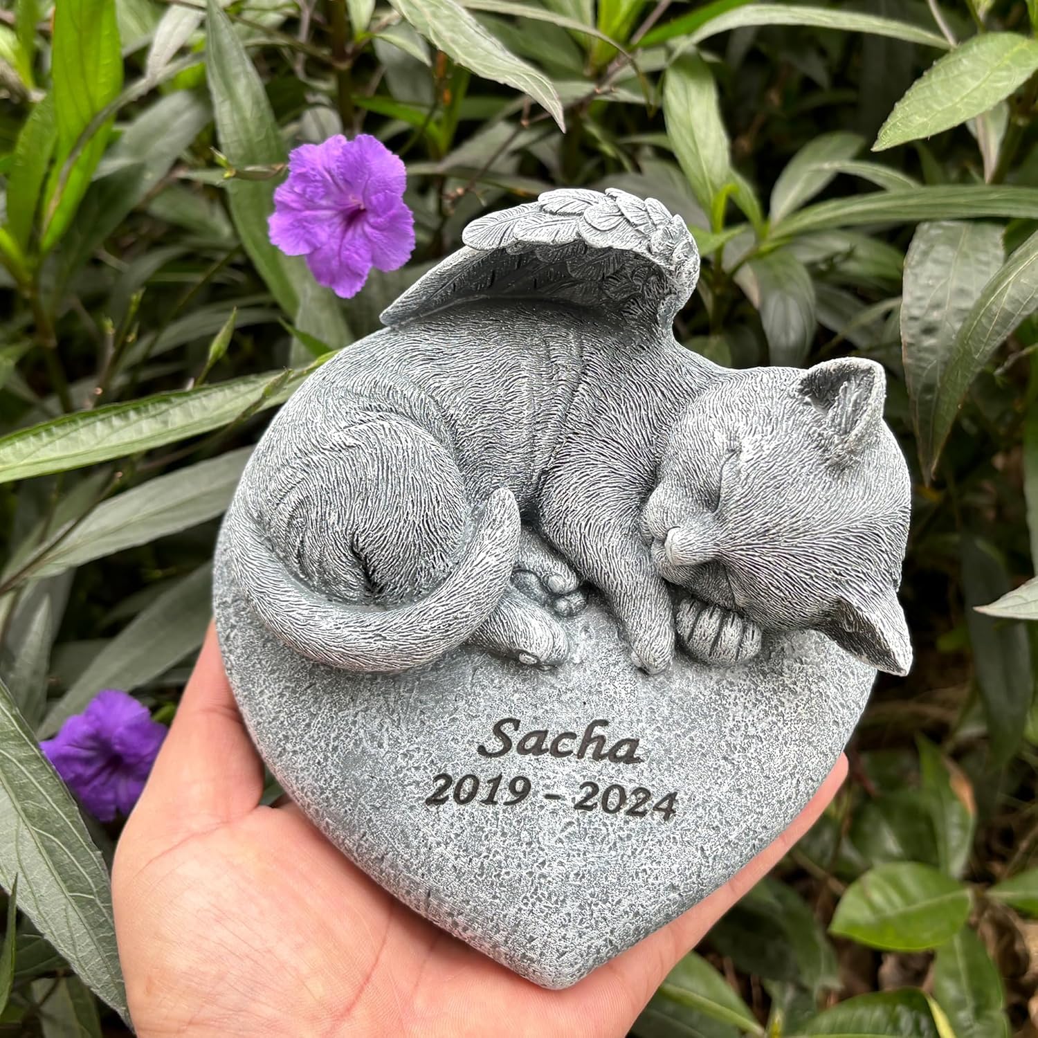 edenkstein als gedenkstein maßgeschneidert für Engel und grabstein für eine spezielle katze, die ein datum und einen namen trägt sowie ein süßes geschenk