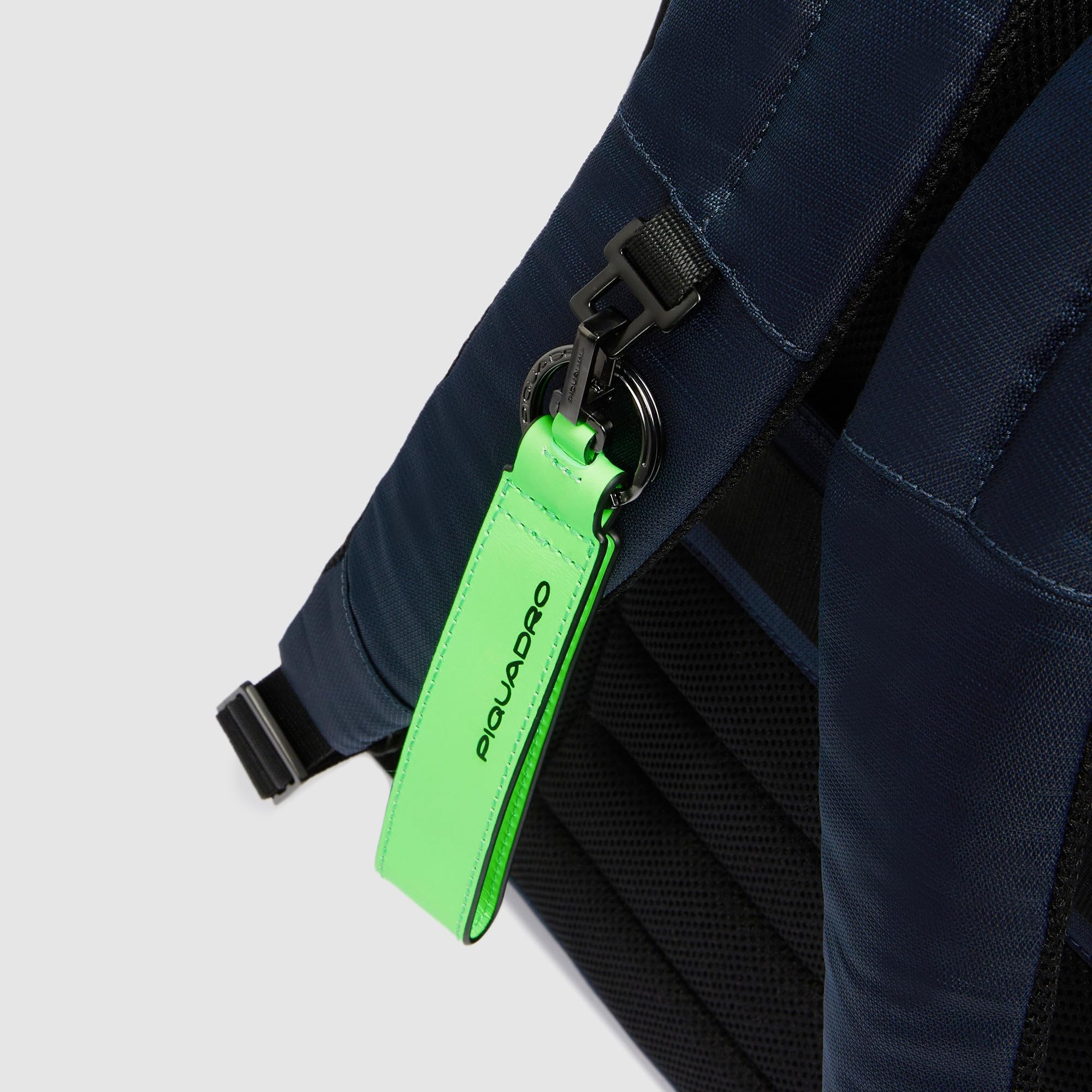 PIQUADRO - Zaino Porta PC 17" in Pelle e Tessuto Tecnico - Uomo - Nero | Aggancio per Trolley, Spallacci imbottiti, Ampio, Vani organizzati, Business, Viaggio, Uso Quotidiano