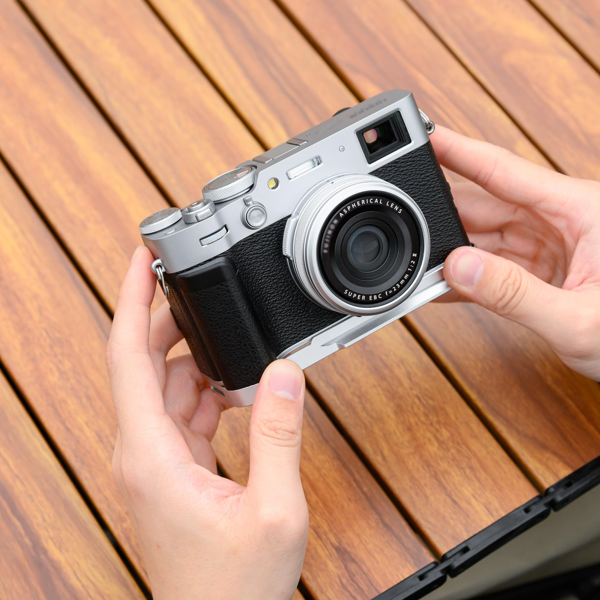 JJC Impugnatura in Metallo per Fujifilm Fuji X100V X100F Fotocamera, Piastra di Rilascio Rapido di Tipo Arca Swiss, Supporto a L Antiscivolo con Presa Migliorata, ARGENTO
