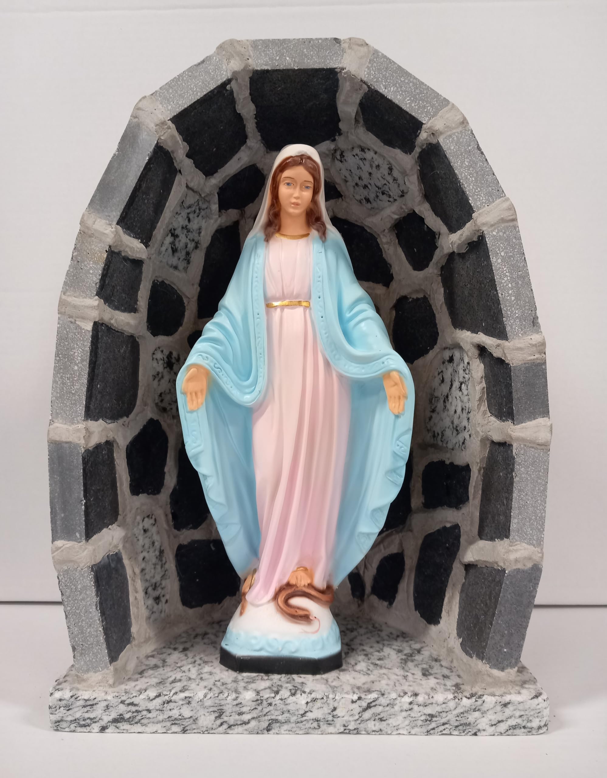 ArteSacraCaravaggio Grotta per statua artigianale in pietra serena con inserti e base in granito cm 37 x 27 con statua della Madonna Miracolosa cm 30 di produzione artigianale italiana
