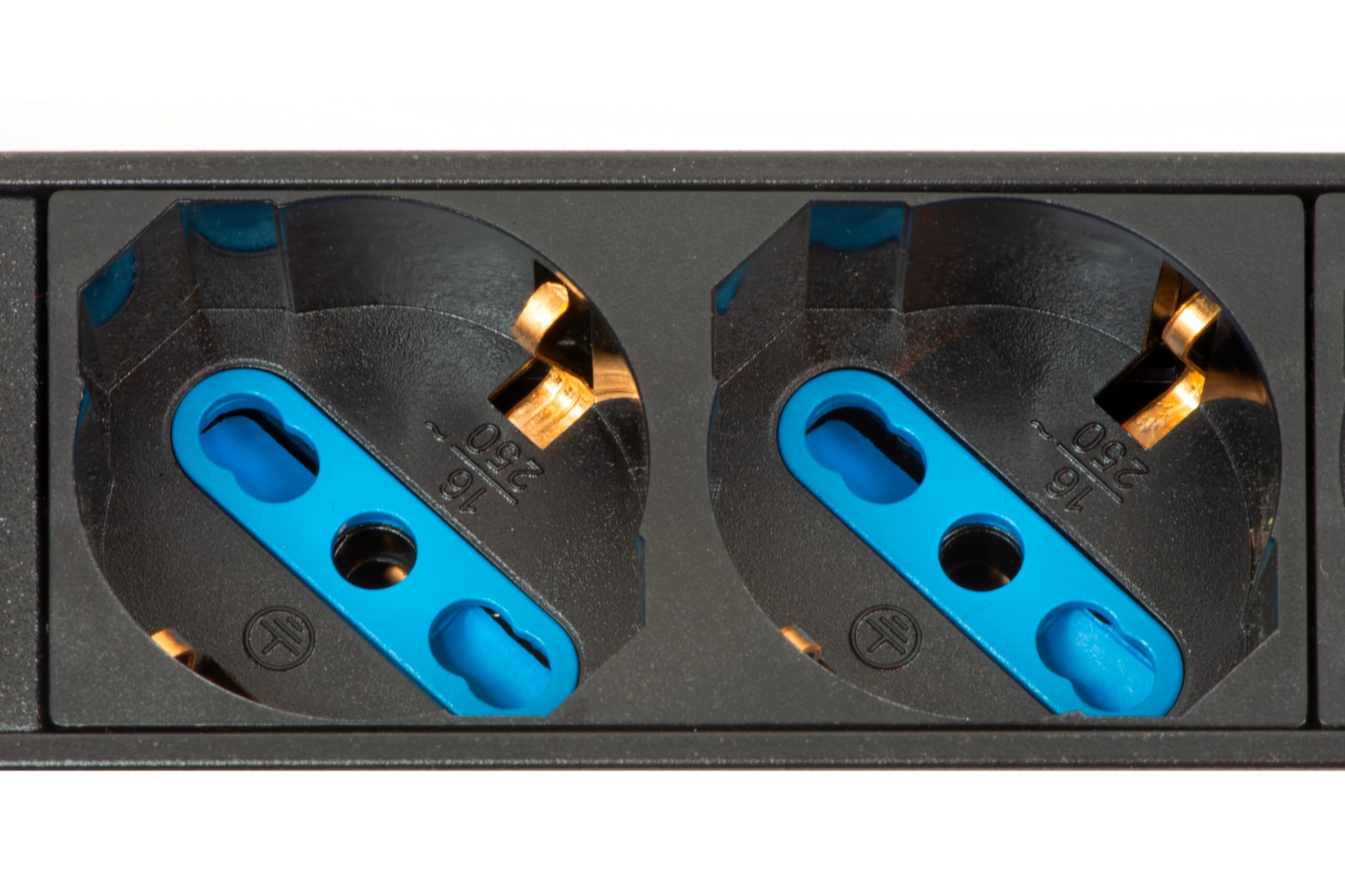 Link multipresa da rack LK10065 con 8 prese universali/Schuko/tripolari, con interruttore e spina C14. Per rack 19”, in metallo resistente, 3,5KW, misure 48,5x4,5x4,5. Alette reversibili.