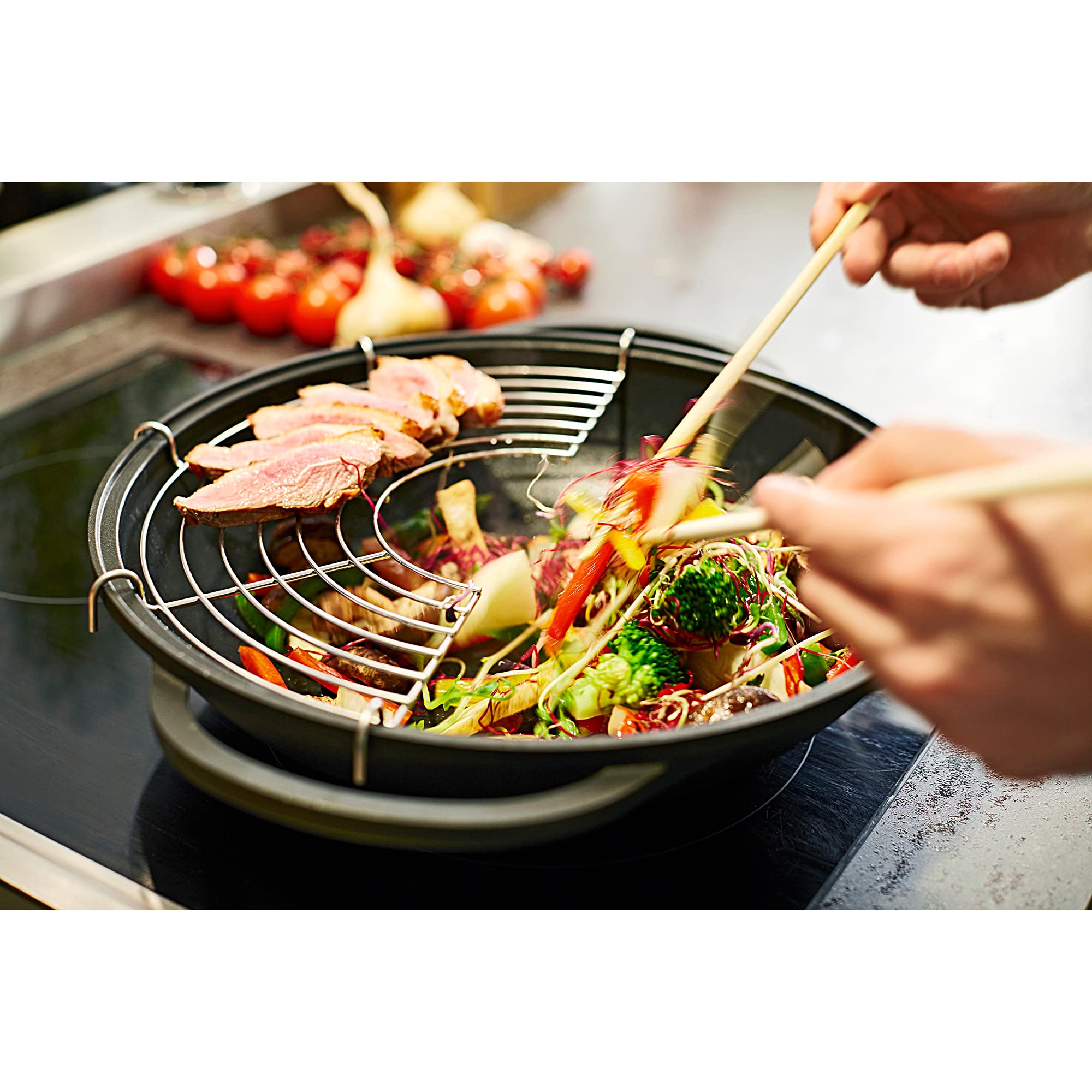 Berndes Classics Wok Bonanza 32 cm, Wokpfanne mit Glasdeckel und Stäbchen, 3-lagiger Antihaftversiegelung und Holzgriff, robuster Aluguss, antihaft beschichtet, grau