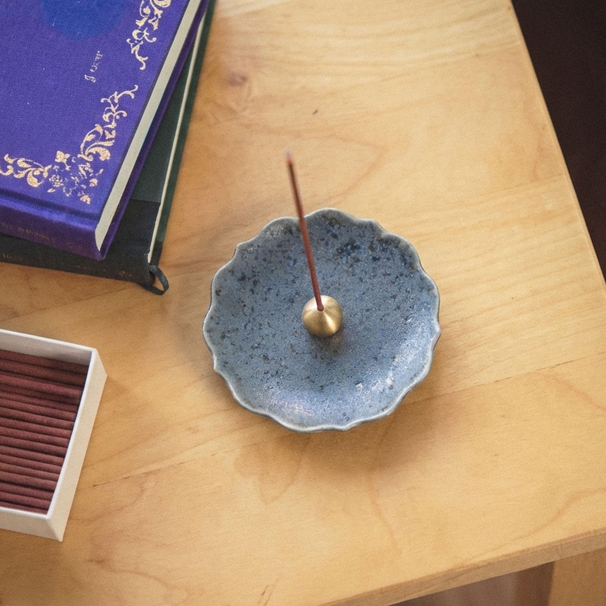 Porta incenso giapponese Asayu - Forma di fiore "Kikyo" punteggiata in oro - Piatto raccogli cenere in ceramica Mino Ware con supporto in ottone (Ginnezu Kikyo)