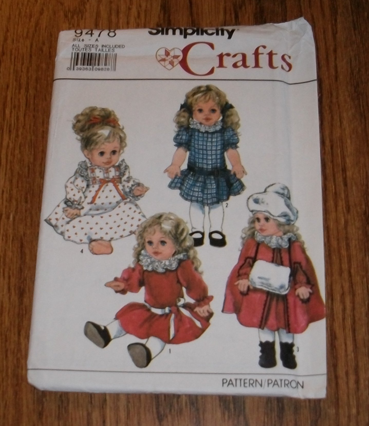 Patron vêtement poupée Simplicity 9478 avec casquette doublée et manchon élégant