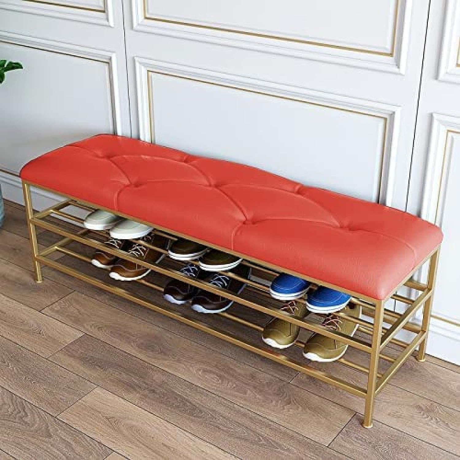 Banc à chaussures moderne rouge pour optimiser un petit couloir