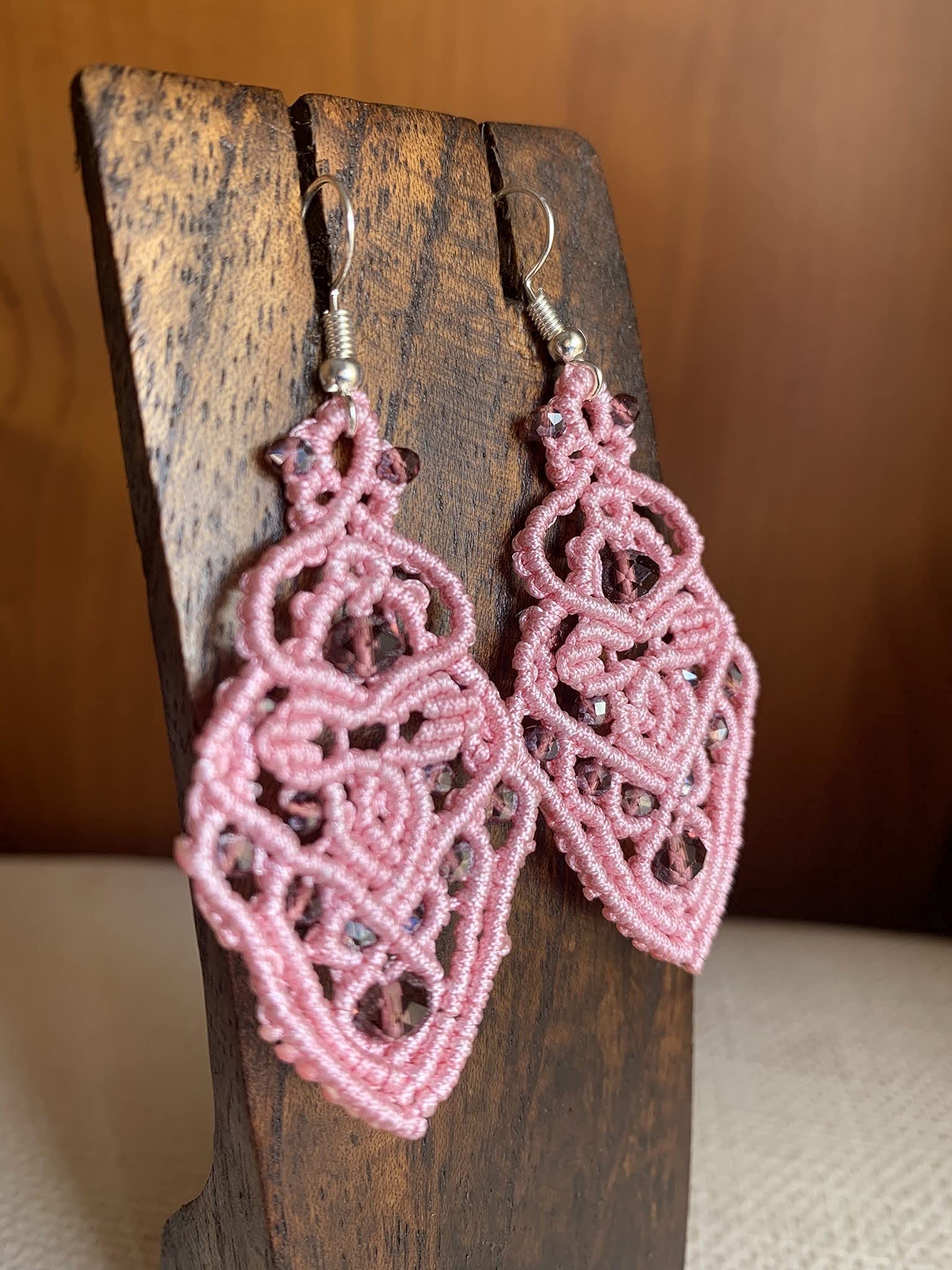 Pendientes rosas macramé hechos a mano con cuentas de distintos tamaños de cristal.Son muy ligeros .Miden aprox. 5 cm. de largo mas el gancho