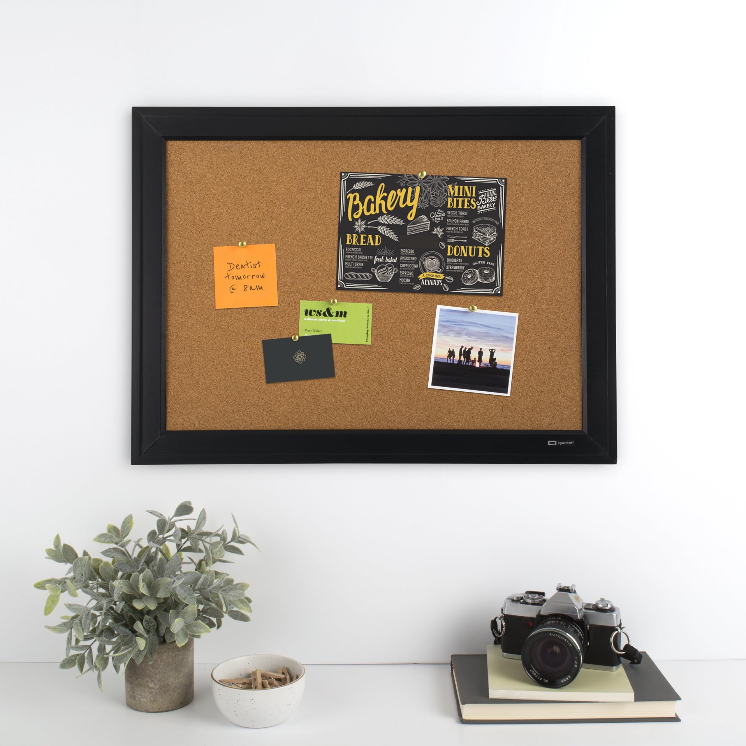 Quartet Pinnwand aus Kork, 43,2 x 58,4 cm, gerahmte Korktafel, schwarzer Rahmen, dekoratives Hänge-Pinnwand, perfekt für Büro und Heimdekoration, Heim-Schule, Nachrichtenbrett oder Sichttafel (79281)