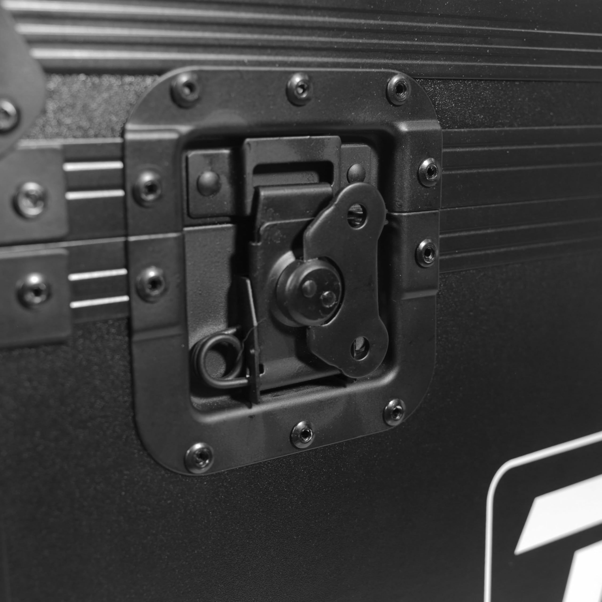 BoomToneDJ Cirrus 1000 Flight Case Universale Nero con Rotelle. Valigia Professionale. Angoli in Alluminio. Rinforzi Angolari. Dimensioni 543 x 390 x 269 mm.
