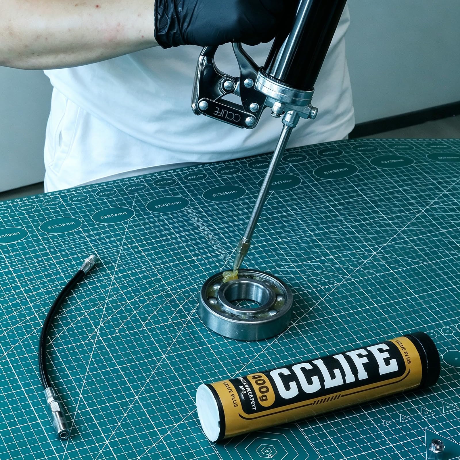 CCLIFE Einhand Fettpresse 6000 PSI mit 2x 400g Mehrzweckfett Schmierpresse mit Pistolengriff & 12" Flexschlauch Auslaufsicheres Design für KFZ, Landmaschinen, Industrie, Baugeräte