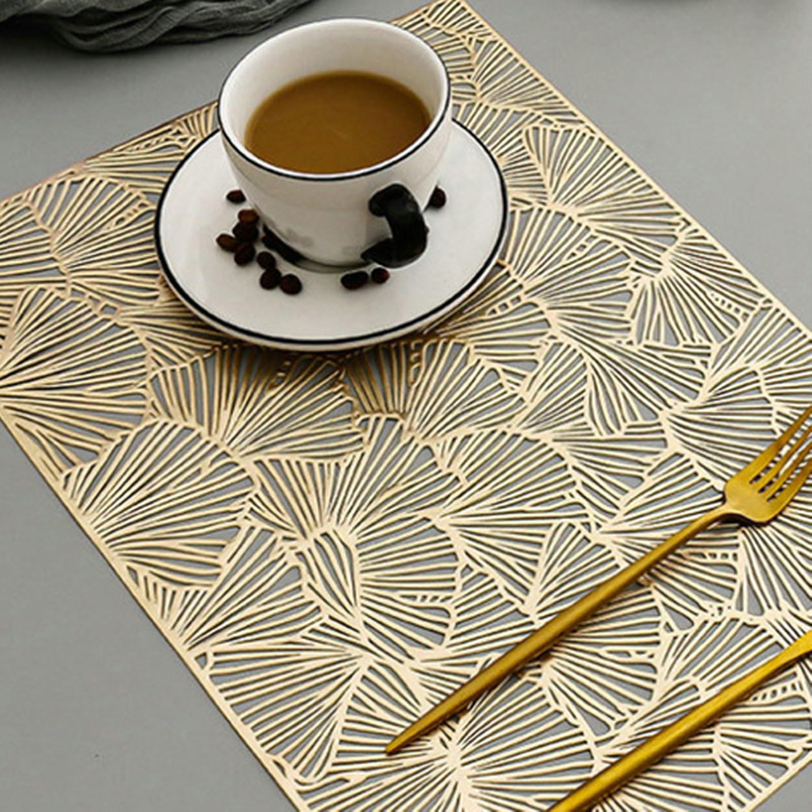 Set de Table Lot de 10, Sets de Table Lavables PVC Rectangulaire avec Motif de Feuille de Ginkgo Creux Antidérapant Résistant à l'usure à la Chaleur, Or, 45x30CM