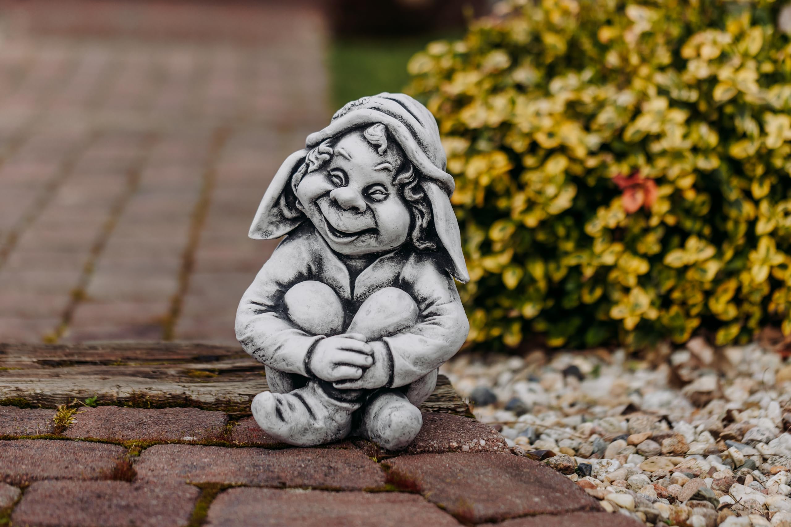 gartendekoparadies.de Gnom als lustiger Freund, Steinfigur Wichtel, H. 30 cm, 11 kg, Grau, frostsicher aus Steinguss für Außenbereich