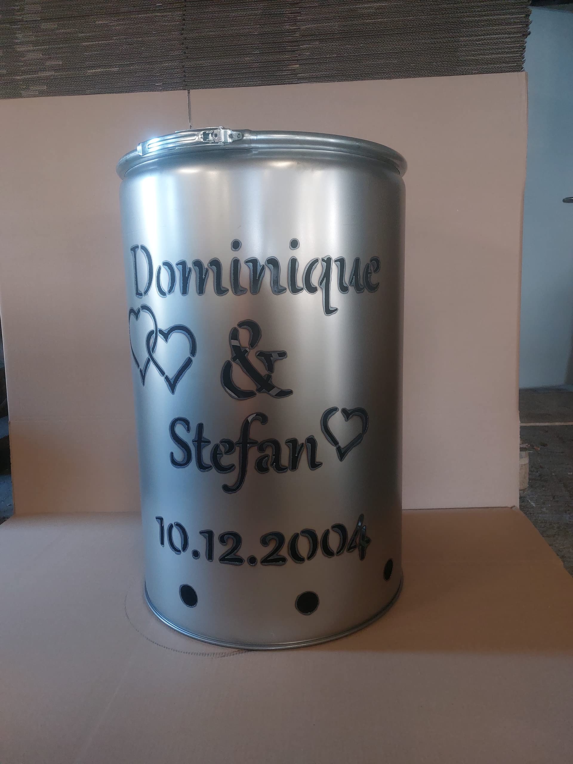 Feuertonne mit Hochzeit Motiv - Personalisierbar - Gefertigt aus neuem Ölfass - Besondere Feuerstelle für Garten und Terrasse - Hohe Feuerschale mit Rostoptik - 90 x 60 cm