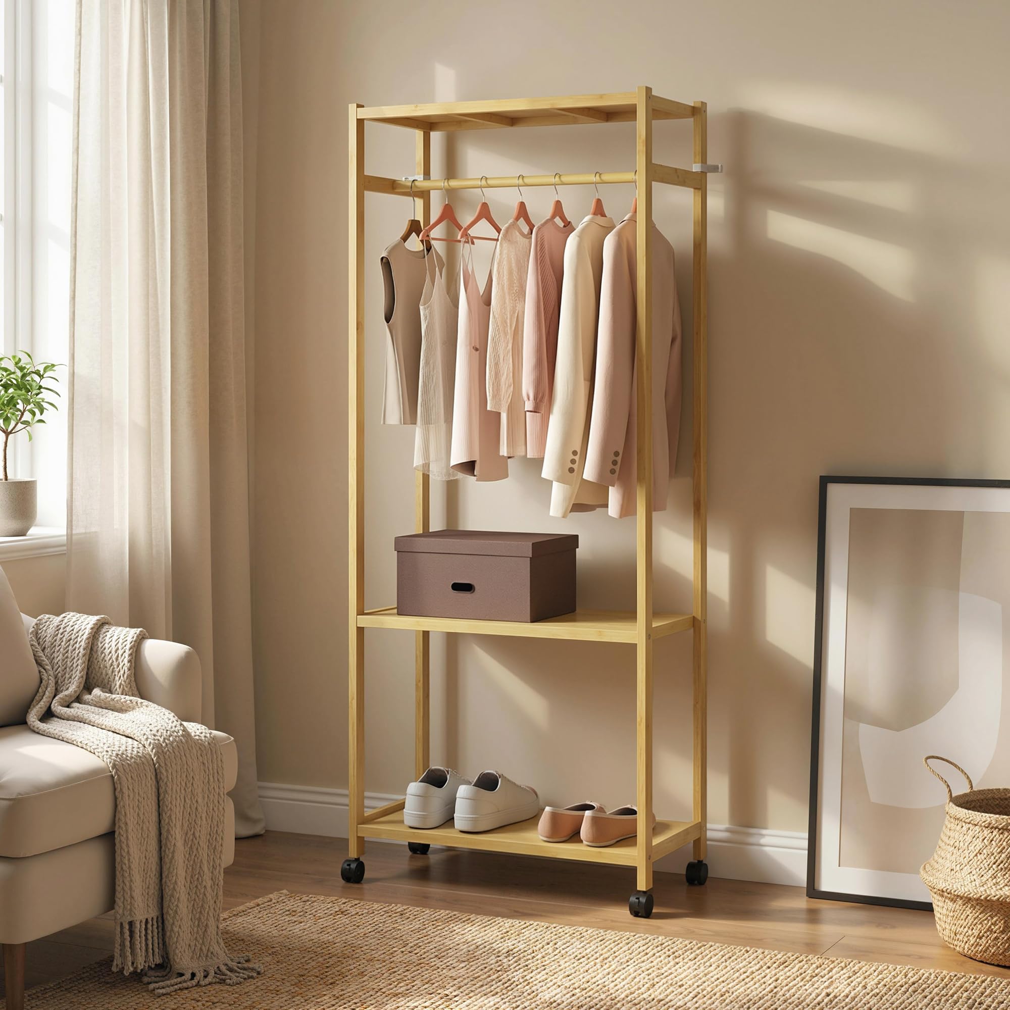 HOMCOM Stand Appendiabiti da Terra con Barra 70x35x175 cm Legno Naturale | 4 Ruote, Attaccapanni da Terra Salvaspazio, Ripiani Inferiori in Bambù, per Soggiorno, Camera da Letto