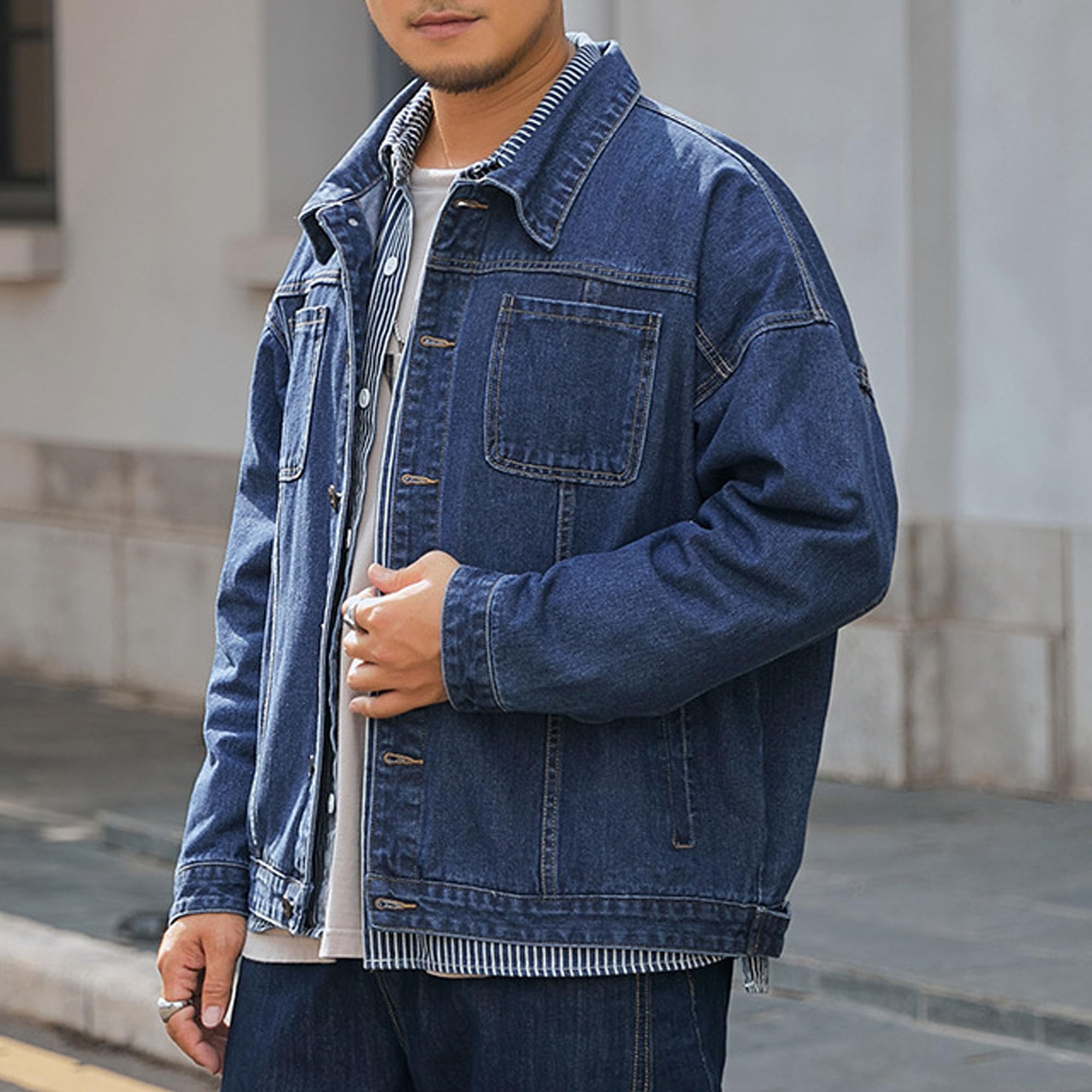 Giacca in jeans da uomo di ispirazione vintage con bottoni | Colletto da camionista con risvolto, doppie tasche frontali, taglie comode, vestibilità larga, giacca di jeans oversize per