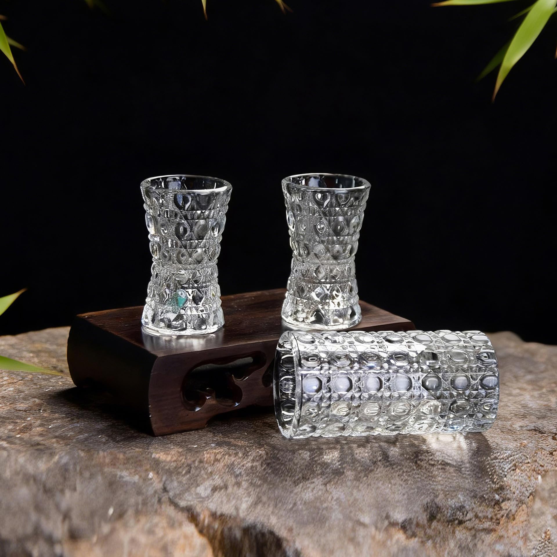 Lot de 10 Verres à Shot, Petits Verres à Shot Ronds en Cristal, Ensemble de Verres à Shot en Cristal, Verre épaissi avec Motif sculpté en Relief, Verres à Shot pour Mariages,30ml