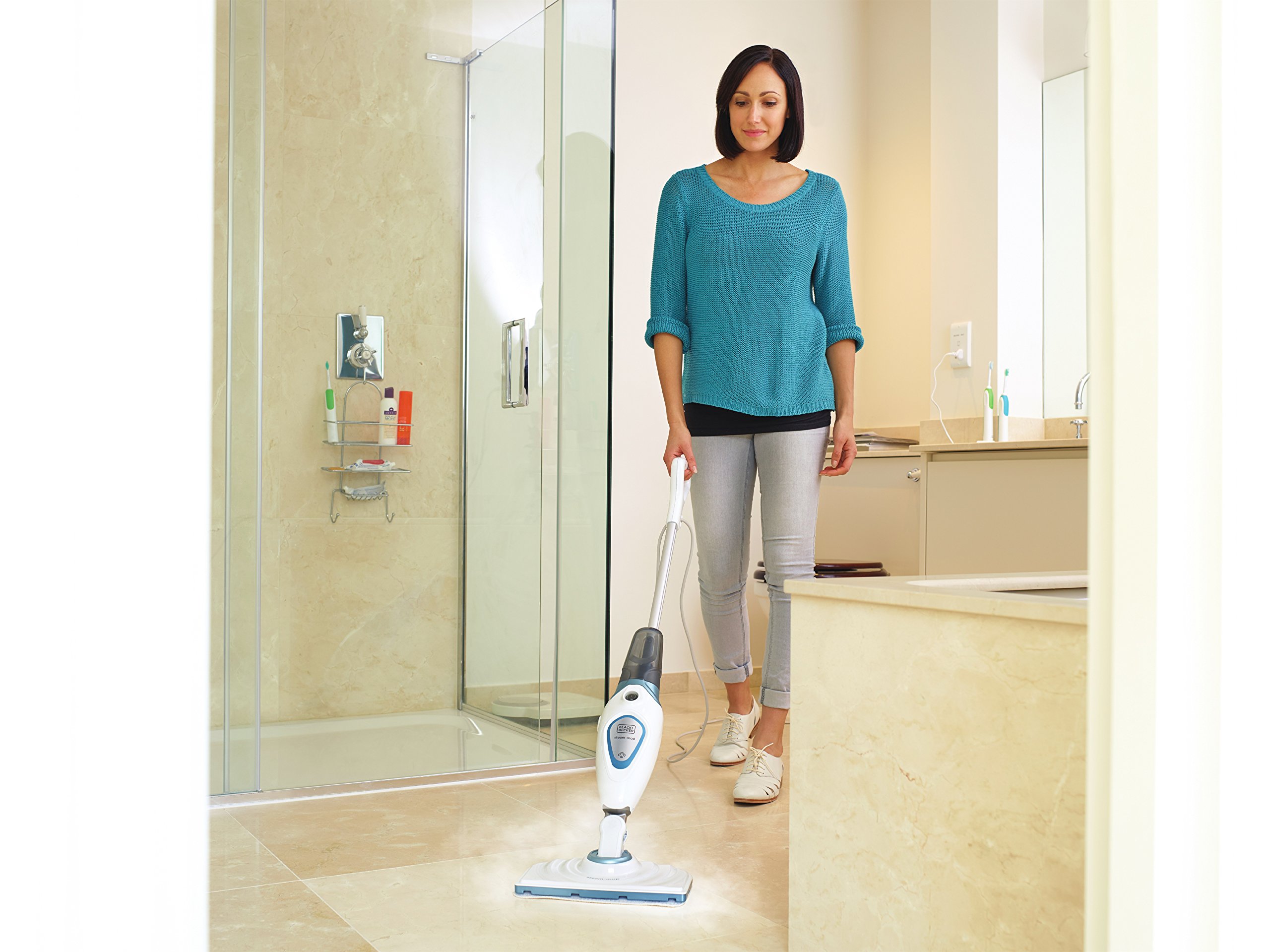 BLACK+DECKER - Balai Vapeur avec 2 Patins Microfibre - Nettoyeur de Sol 1300W - Multi-Surfaces - Temps de Chauffe 20 sec - Tête Pivotante 180° - Réservoir 350 ml - Nettoyage Parfait - FSM1615-QS