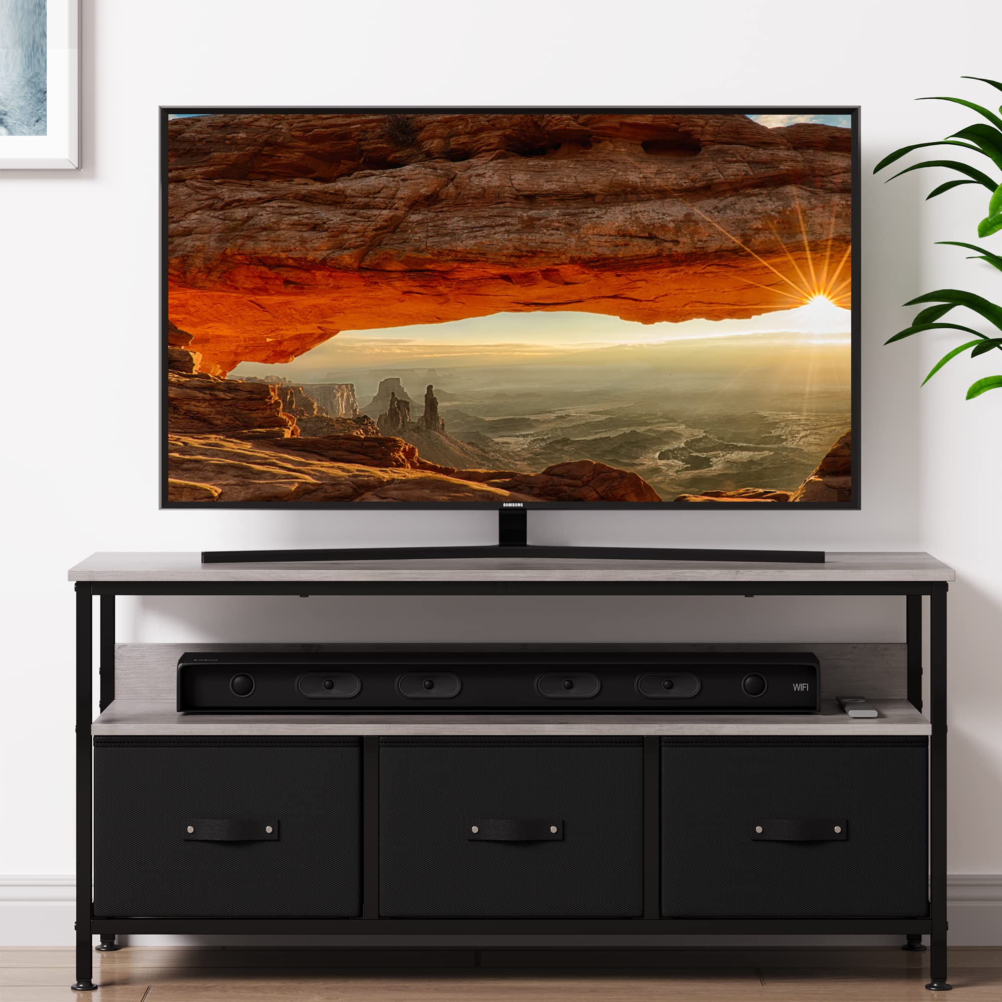Meuble TV avec tiroirs en tissu pour optimiser le rangement des petits salons