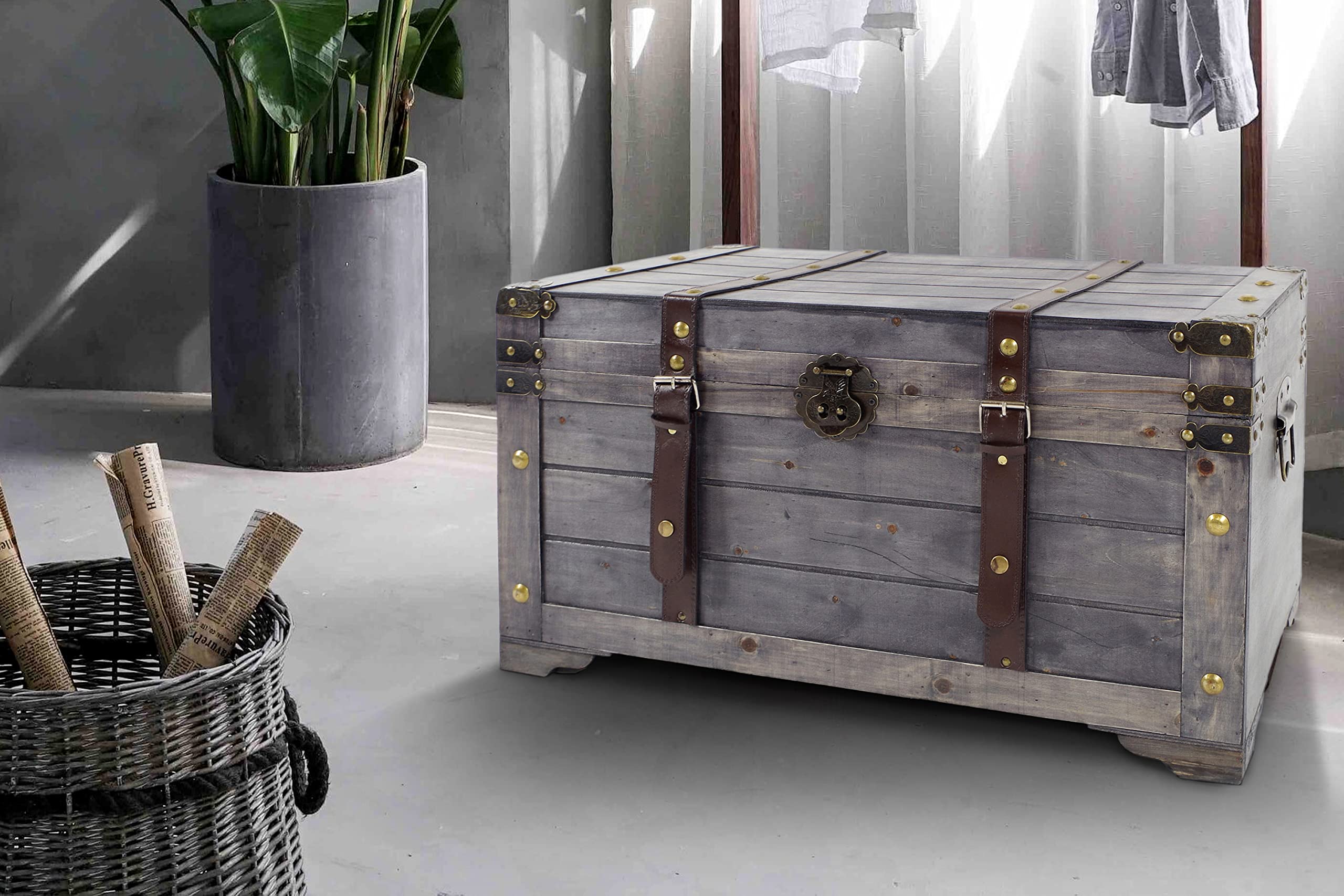 Kobolo Truhe KUBA, 70x35x38 cm, grau, Vintage Holztruhe mit Deckel & Stauraum, rustikale Aufbewahrungstruhe im Schatztruhendesign mit Metall- & Kunstlederapplikationen