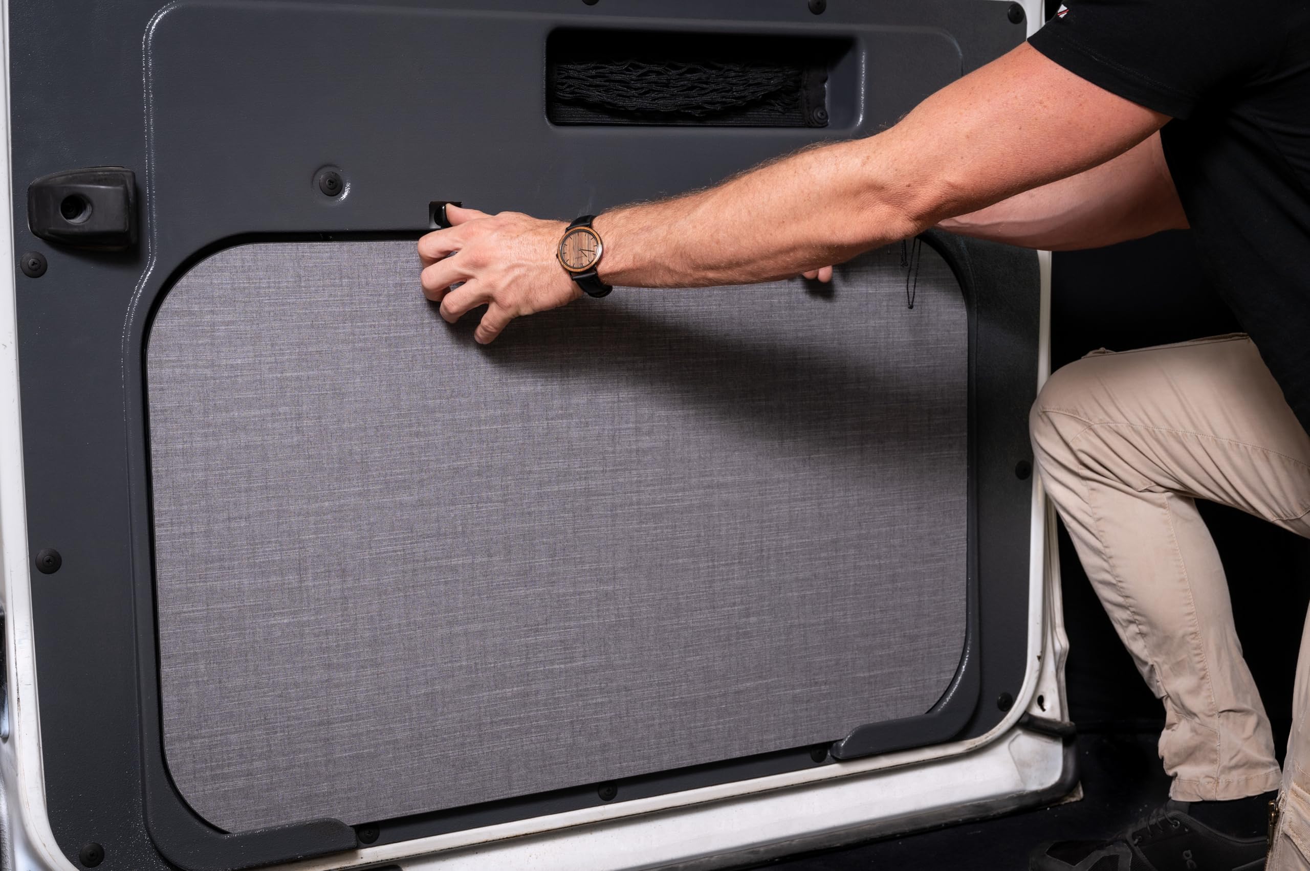 Schiebetürverkleidung mit integriertem Campingtisch für VW T5, T6 & T6.1 – platzsparende Innenausbau Lösung – robuster, wetterfester VW Bus Tisch (Indoor/Outdoor) – Montage ohne Bohren
