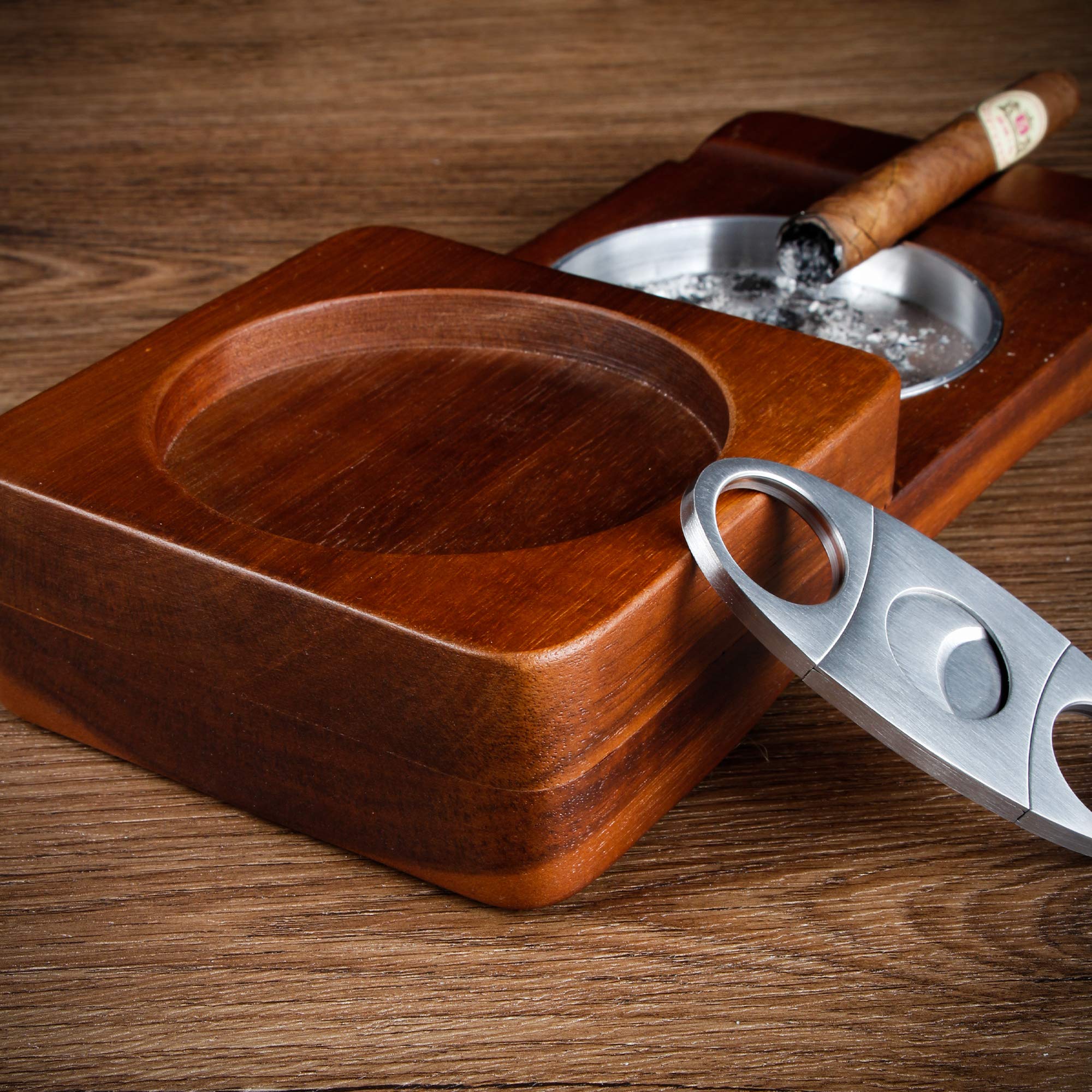 REANICE Cigare Cendrier En Bois Avec 2 Liqueurs De Rhum Personnalisé Whisky Cub Holder 1 Coupe-Cigare En Acier Inoxydable Guillotine Double Lame Fumer Accessoires pour Hommes Fumeur Boisson Coffret