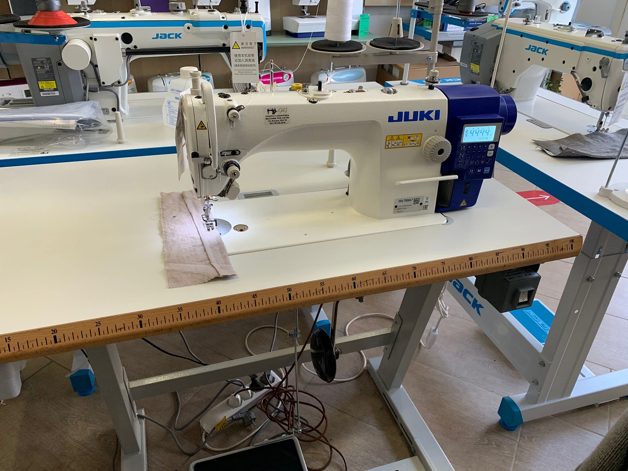 Machine à coudre JUKI 7000 Gris Métallique Automatique Affranchissement Rasoir automatique Couture programmée Moteur intégré