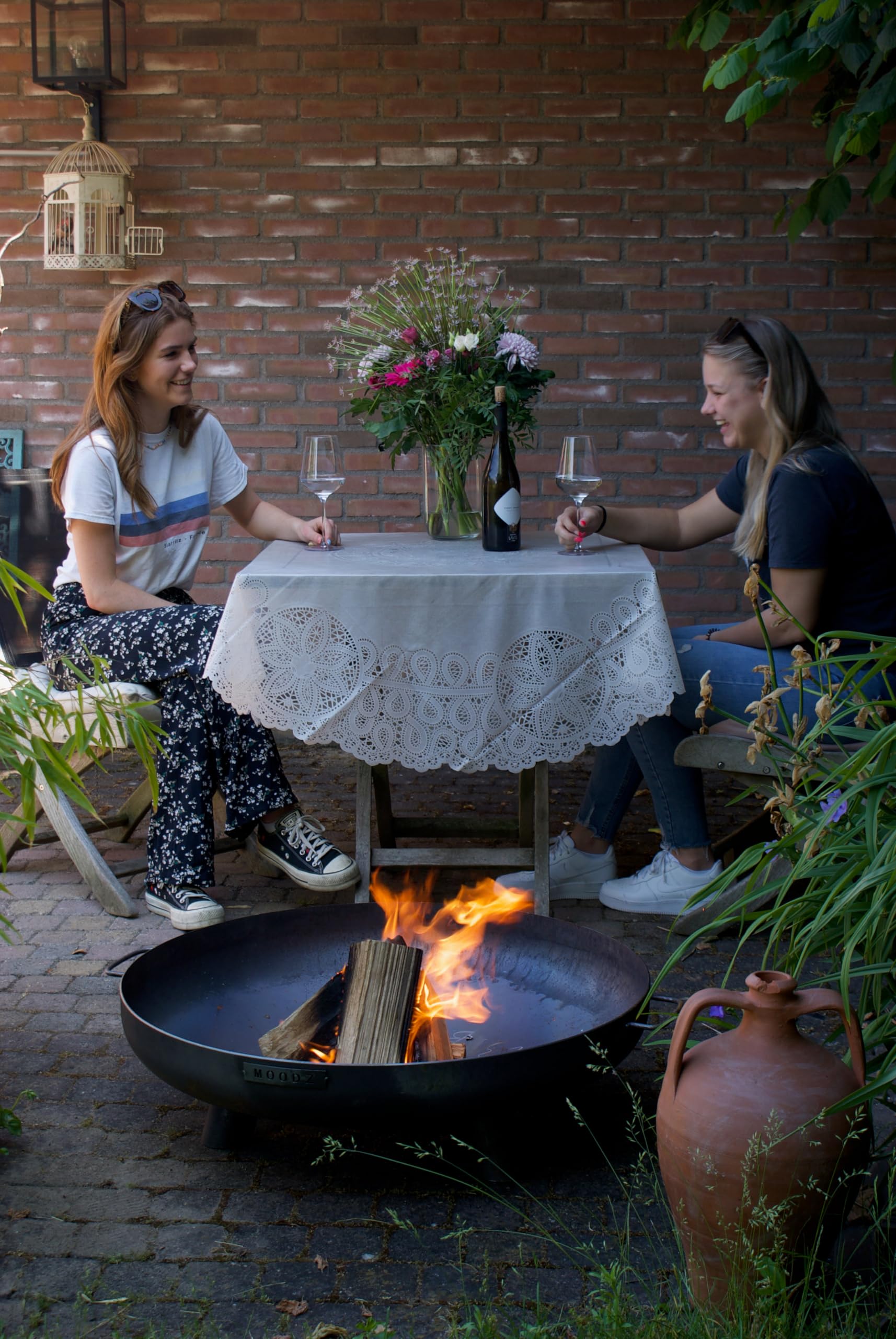 Moodz Feuerschale 100cm - Feuerschalen für den Garten - Feuerstelle Outdoor & Feuertonne - Feuerschale aus 3 MM Dick Cortenstahl - Feuerkorb für den Garten - 100x100x23,5cm - Mit Füßen und Griff