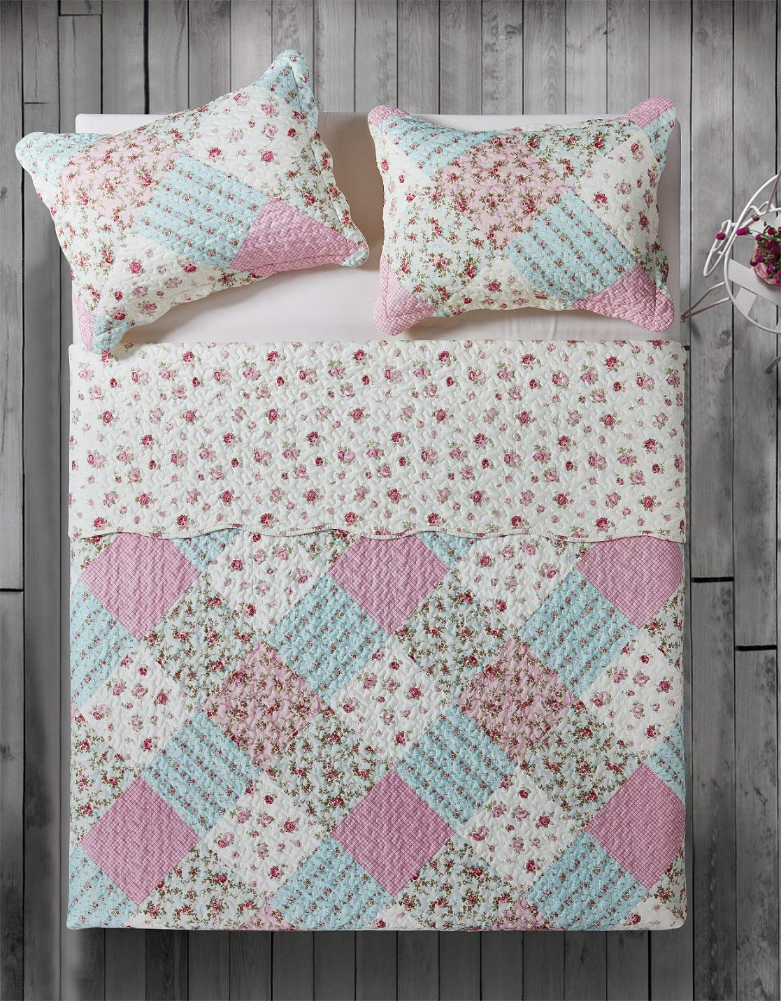 Brilliant Sunshine Pink and Green Rose Patchwork, 3-Piece Quilt Set with 2 Shams, Reversible Bedspread, Soft Lightweight Coverlet, All-Season, Full/Queen, Pink Green