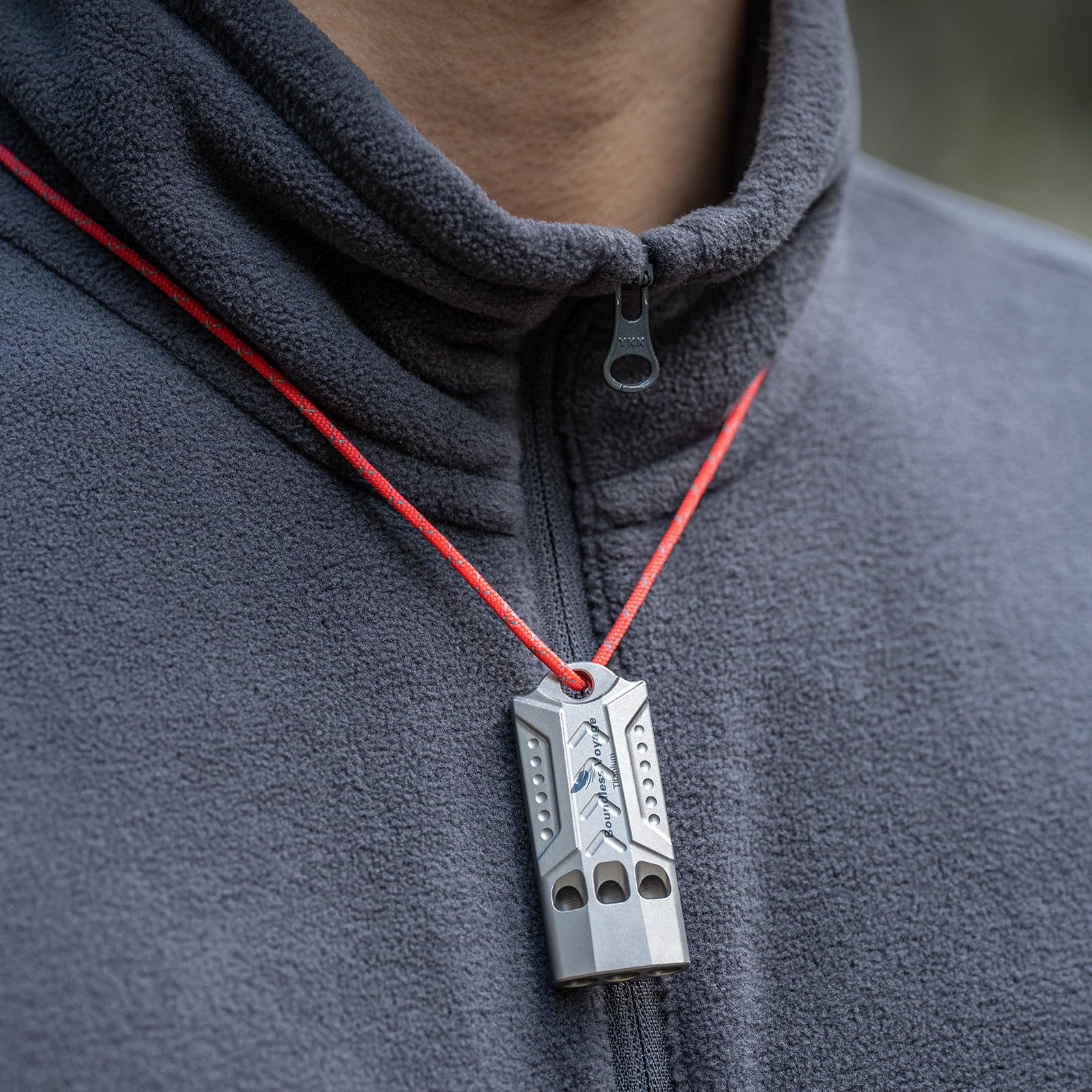 Boundless Voyage Fischietto in titanio di emergenza di sopravvivenza con cordino forte per salvare la vita, escursionismo, allenamento animali domestici, fischietti sportivi Ti9022O