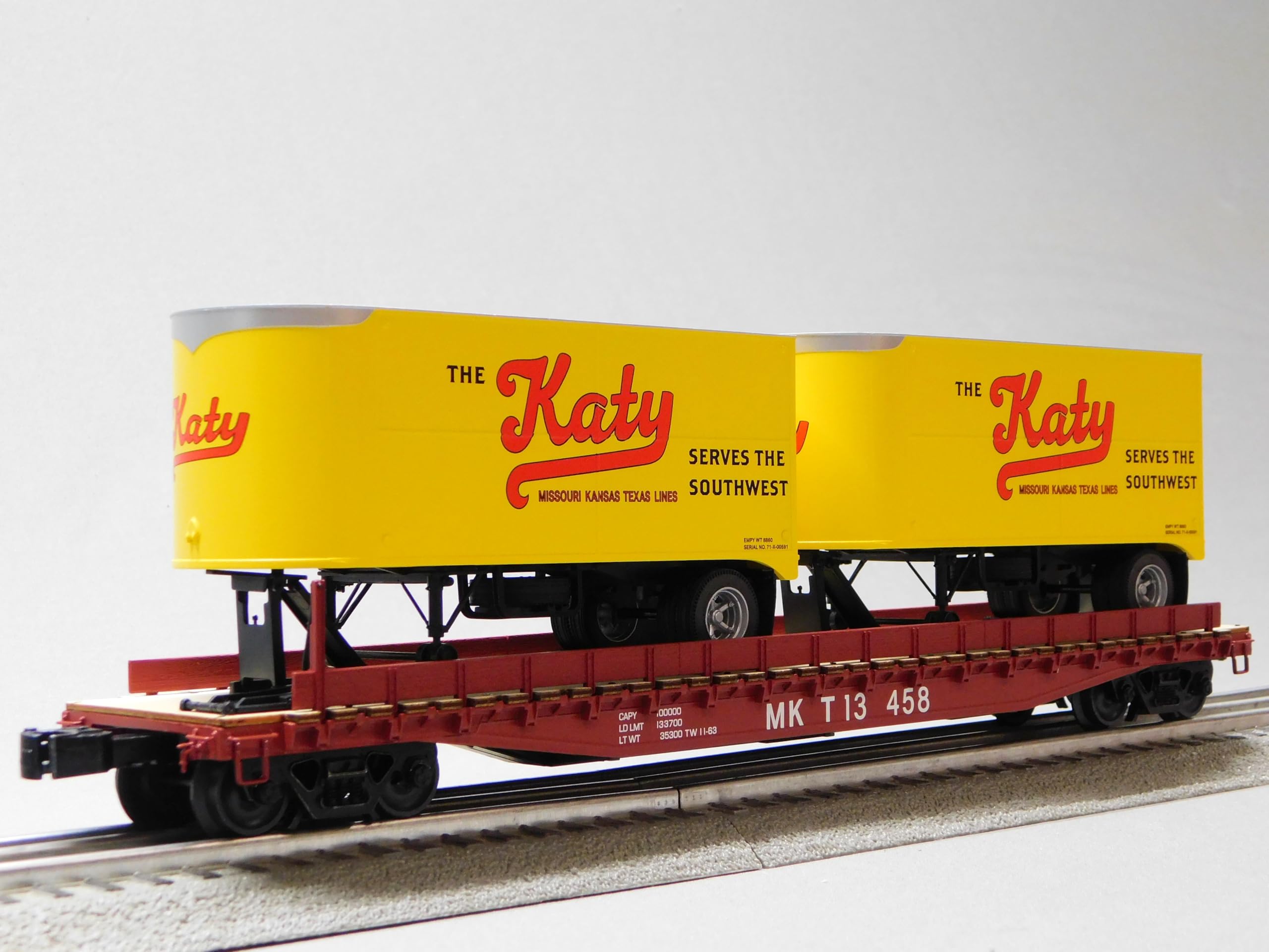LIONEL MKT Katy 50' TOFC FLATCAR W/2 20' Trailers O Gauge 2426720 New