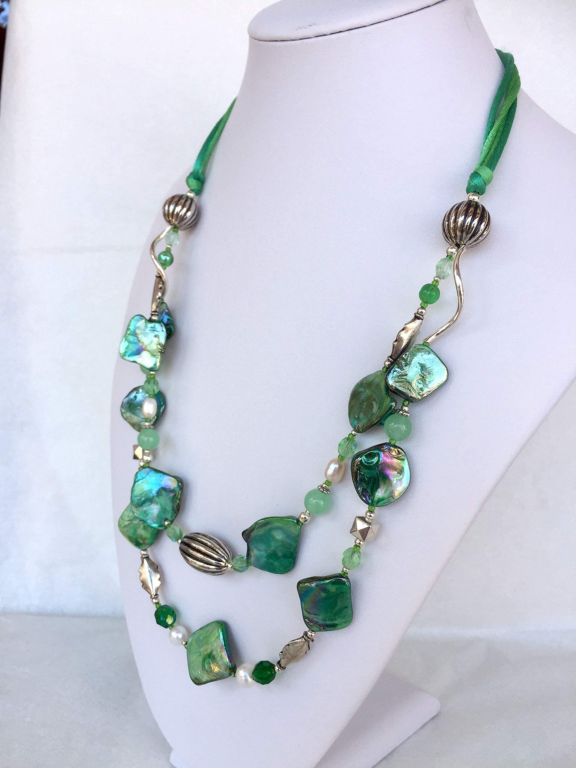 Gioielli d'Artista di Chiara Bo Collana Verde Donna a due fili in madreperla Luminosa Verde