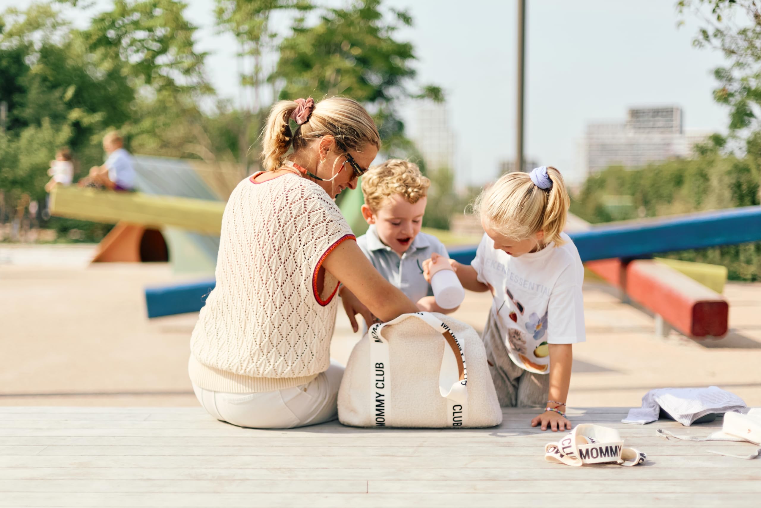 CHILDHOME, Sac A Langer Bebe, Mommy Bag, Matelas a langer bebe Inclus, Nombreux Rangements, Attaches poussette, Bandoulière, Cuir Vegan, 22L, Mommy Club Signature, Teddy White