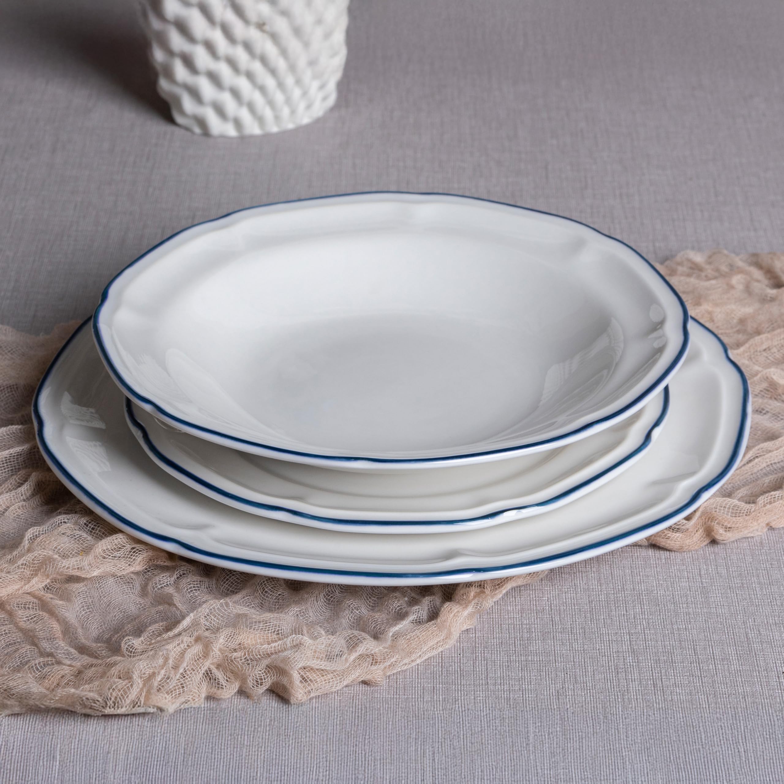 Brigros - Servizio Piatti 18 Pezzi in Ceramica Bianca con Bordo Dipinto a Mano, Set Piatti 6 Persone in Porcellana Elegante e Moderna, Modello Grace (Blu)