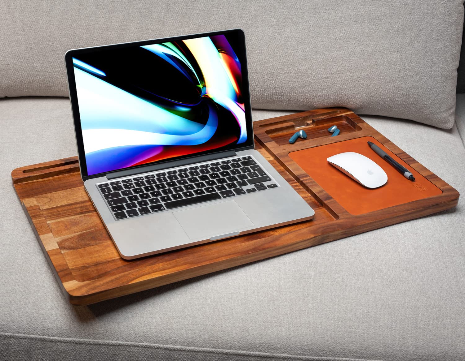 lula Tappetino per laptop in legno di acacia – con grande tappetino per mouse in pelle e pratico supporto per notebook, tablet e telefono; tavolo portatile per laptop in casa o come tavolo da letto a
