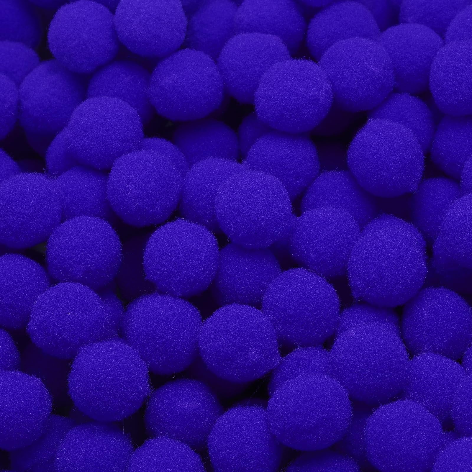 Mini pompons arts DIY bleu marine pour décorations de fêtes et ateliers customisation