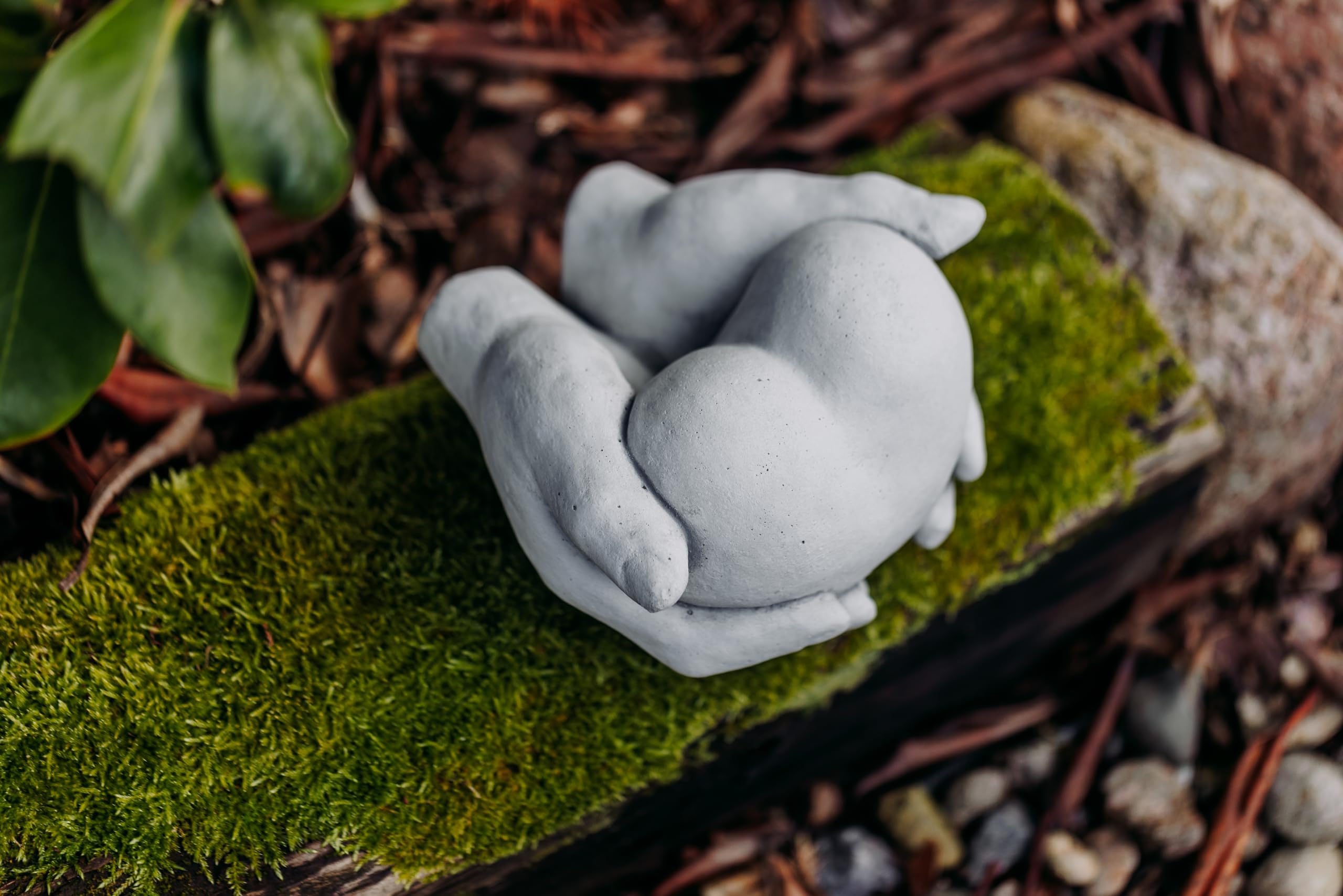 gartendekoparadies.de Herz in Hand Skulptur aus Steinguss, Grau, Frostsicher, H. 10 cm, 3 kg