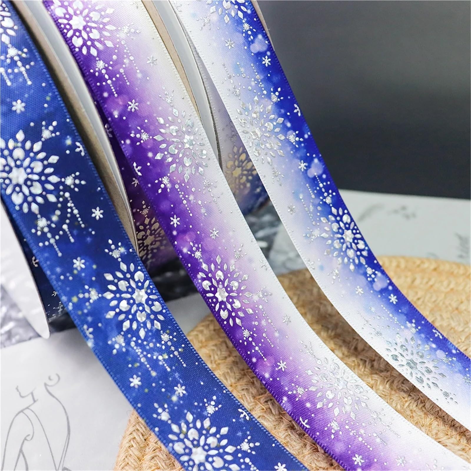 Nastro Con Stampa A Caldo Nastro di raso stampato con fiocco neve in lamina d'argento al laser da 25 mm for l'imballaggio decorazioni for feste Accessori for cucire fai-da-te(White,50Yards)