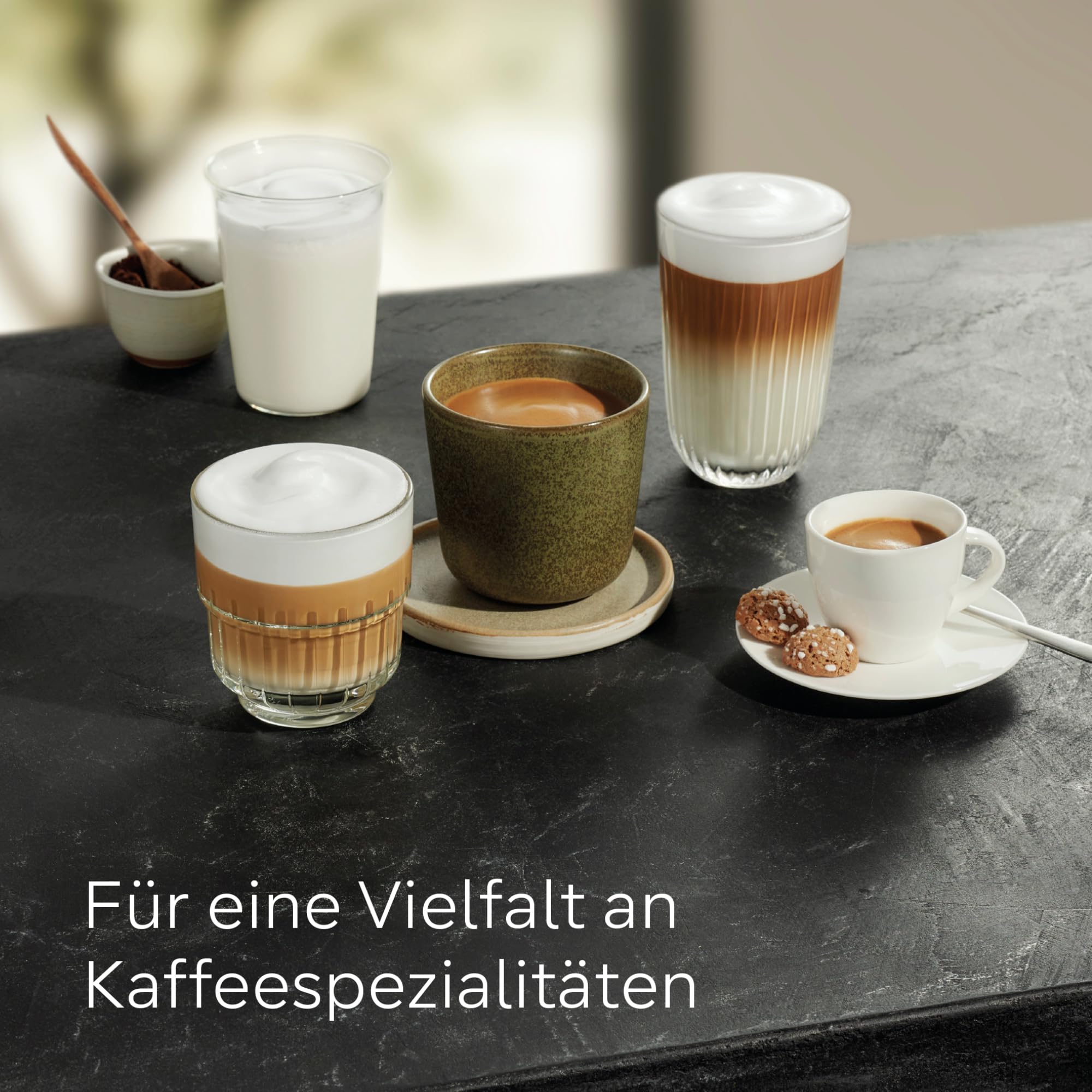 Siemens Kaffeevollautomat EQ300, Milchaufschäumdüse für Cappuccino, Latte Crema, 5 Kaffee- und Milchgetränke auf Knopfdruck, entnehmbare Brüheinheit, einfache und schnelle Reinigung, Schwarz, TF301E19