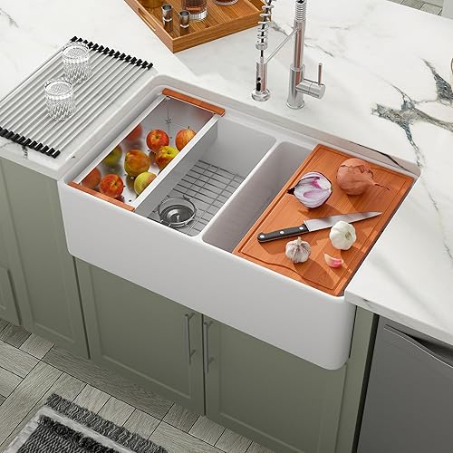 Dcolora Fregadero blanco de 33 pulgadas con estación de trabajo 5050, fregadero de cocina de granero, delantal plano frontal de arcilla refractaria