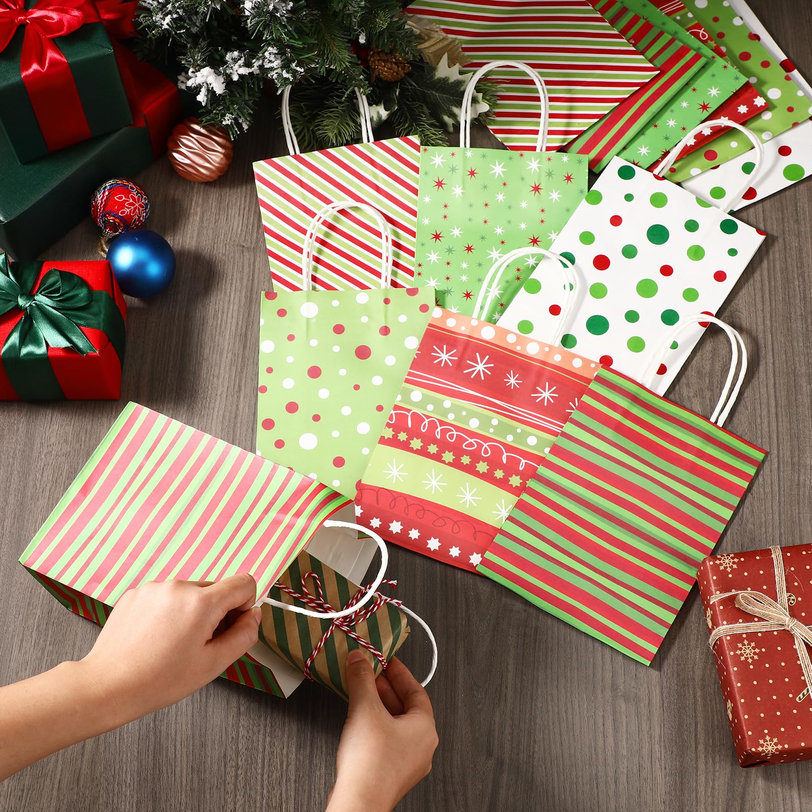 Kolldenn Bolsas de regalo de papel de Navidad con asa a granel para suministros de fiesta de Navidad, bolsas de golosinas de Navidad, decoración de fiesta temática de Navidad, suministros de aulas,