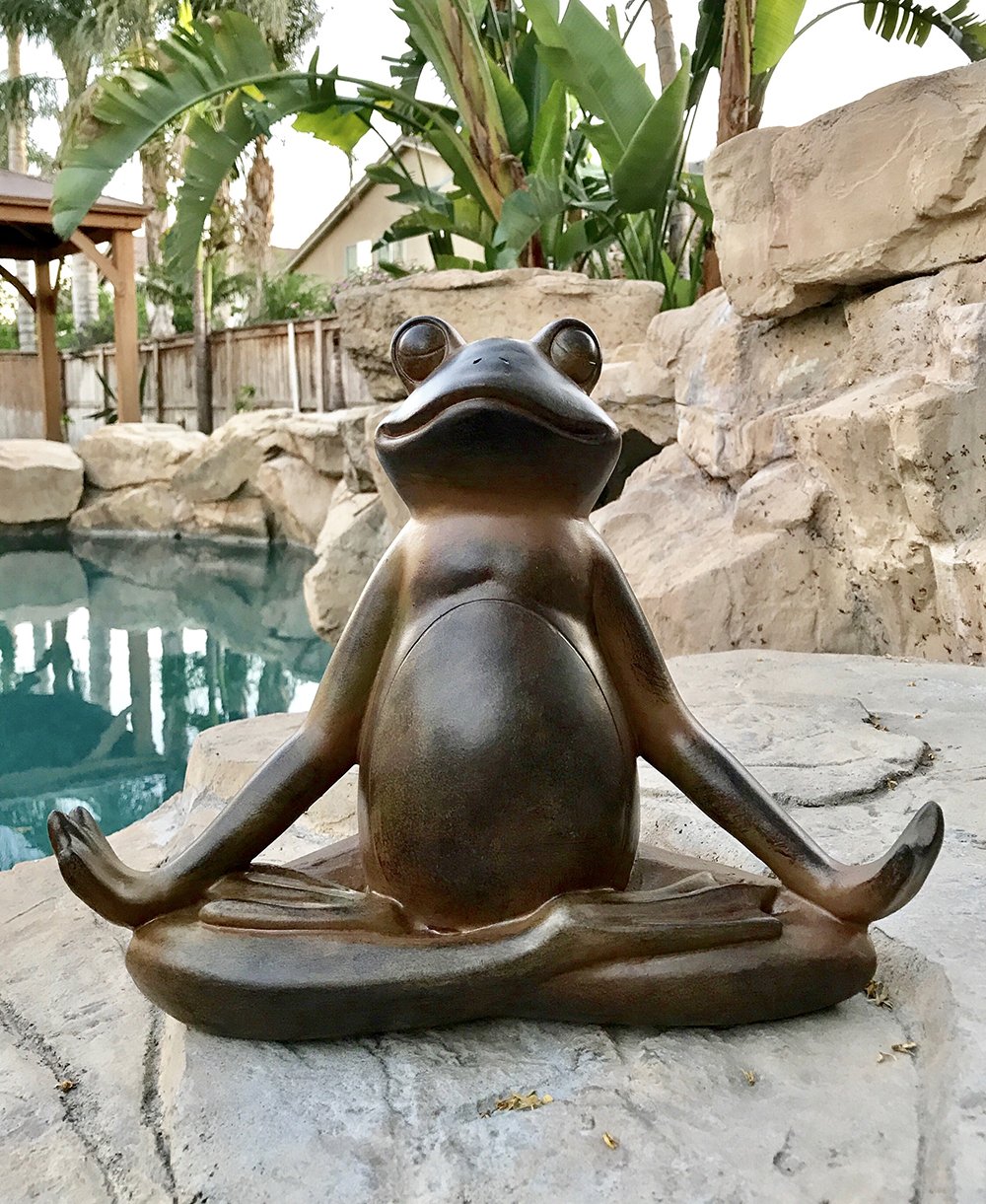 La pace interiore di una rana rospo in meditazione yoga scultura da collezione arredamento da giardino, altezza 27,9 cm.