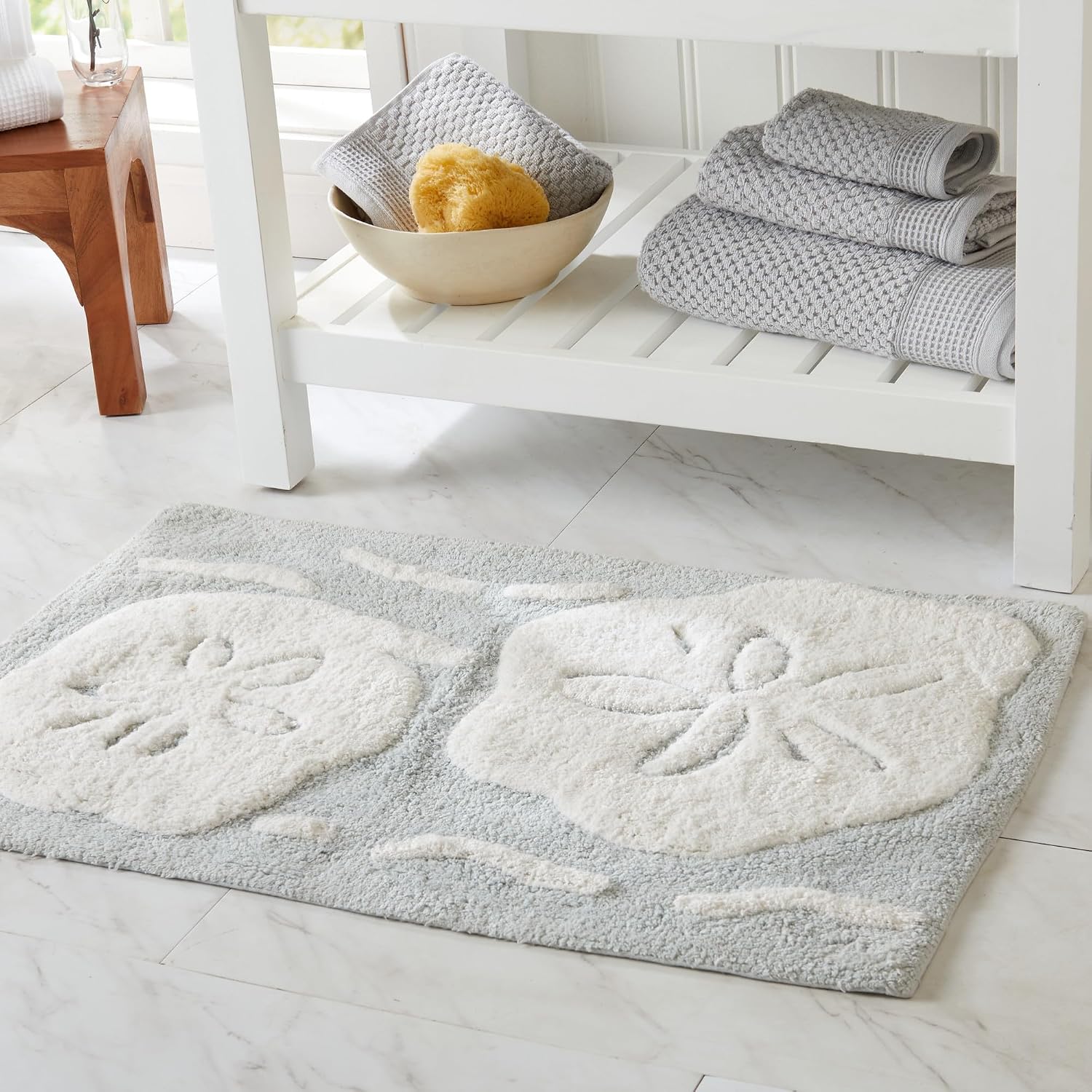 Market & Place Sand Dollar Coastal Bath Rug, White and Blue Bathroom Mat, Modern Bathroom Decor for Tub and Shower, Absorbent Bathroom Rugs, 20" x 30", Sand Dollar Blue