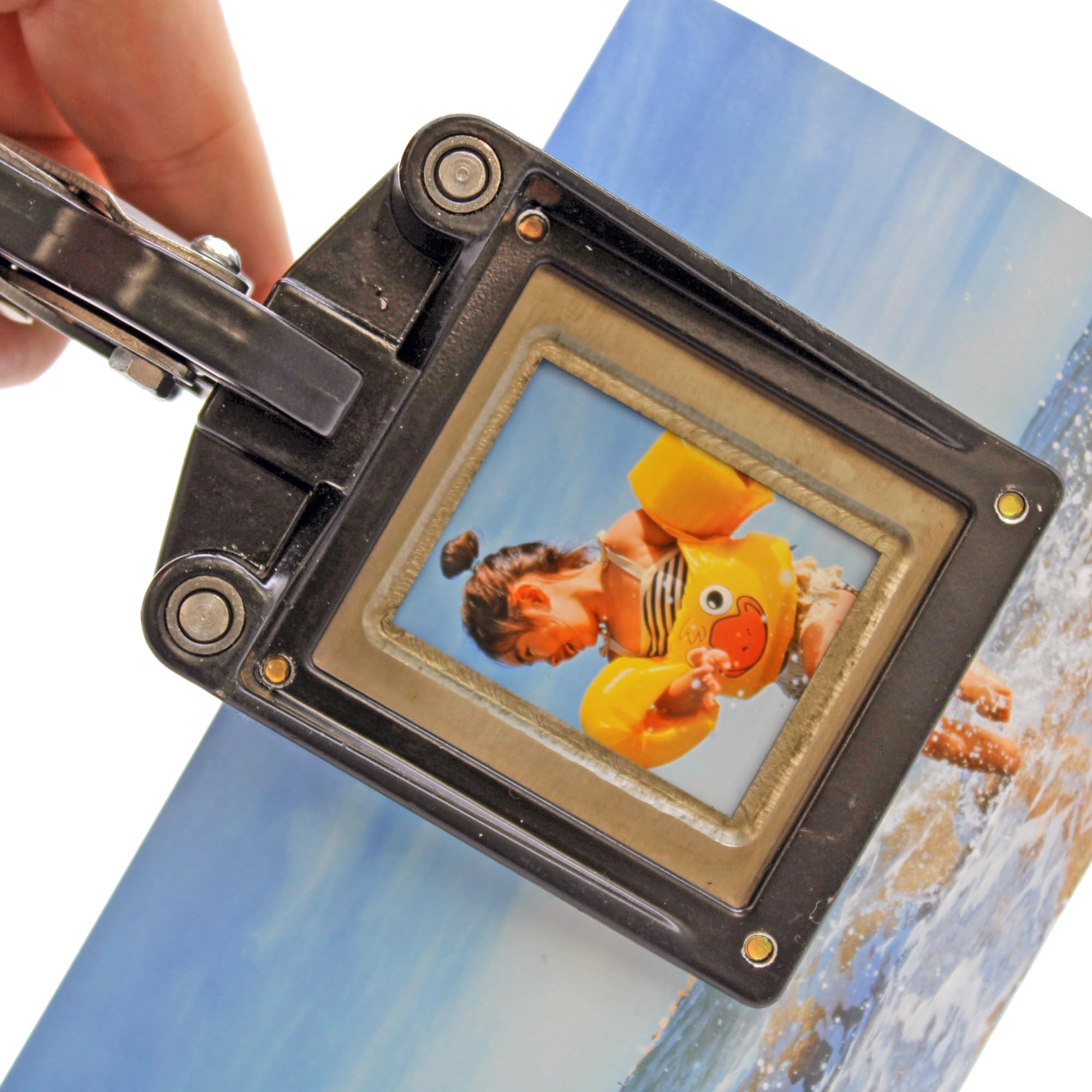 Adventa Machine, passaporto, taglierina fotografica, metallo e rosso, 35 x 45 mm o 1-3/8 x 1-3/4" stampa