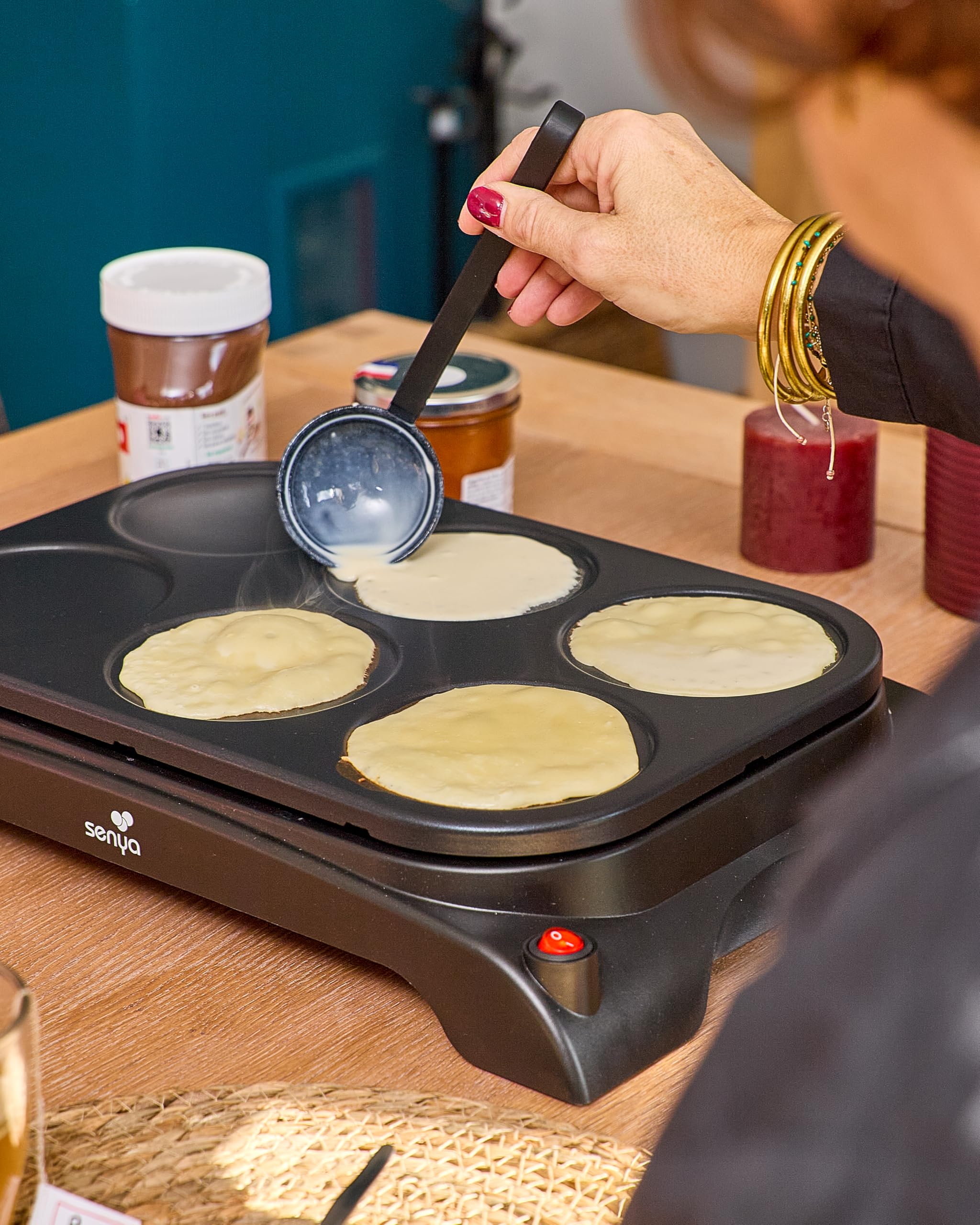 SENYA Crêpière électrique - Machine à crêpes 1000W - Plaque Antiadhésive Ø11,5 cm, Cuisson Rapide, crêpes, pancakes, 6 Spatules Bois + Louche, Mini Crêpe Party Facile à Nettoyer