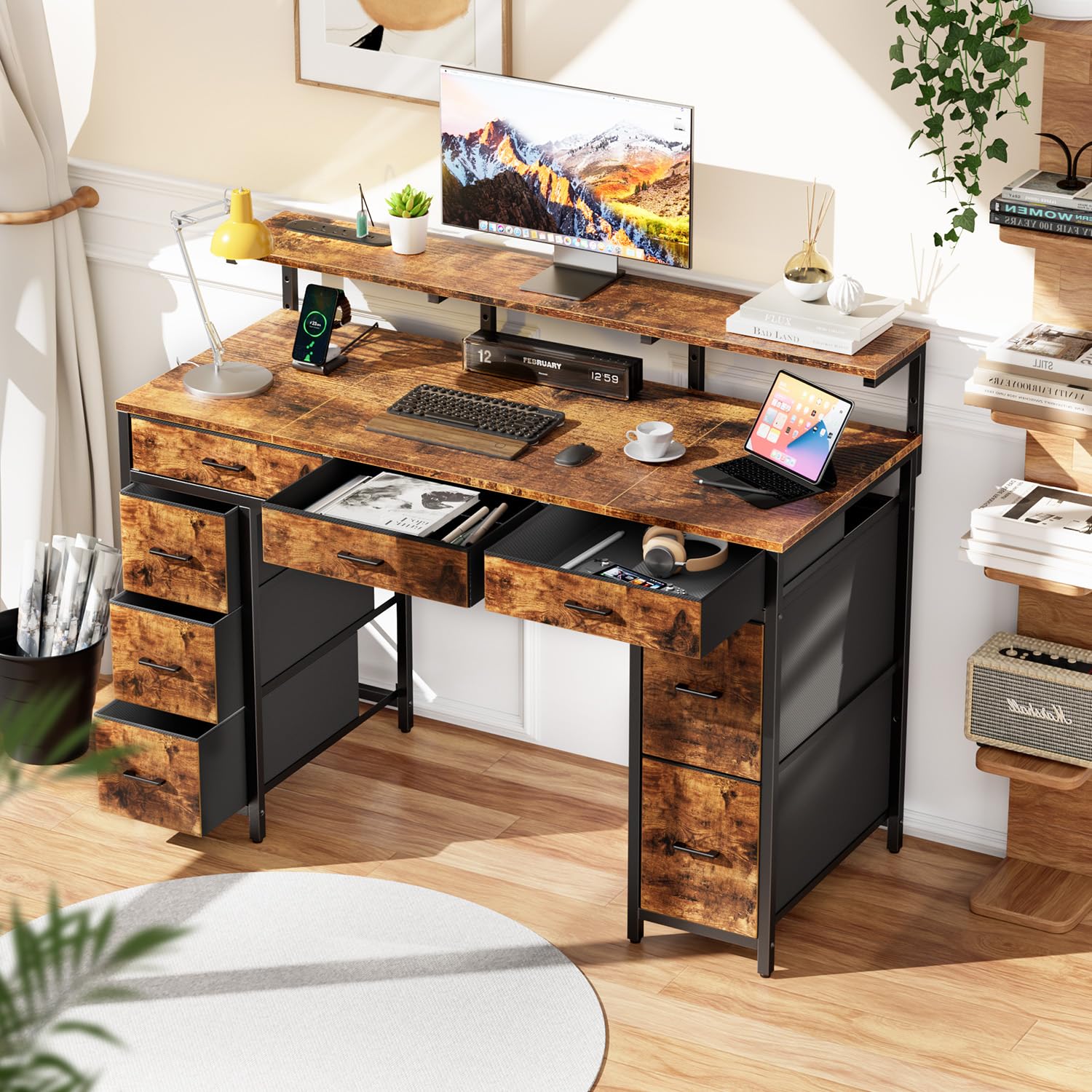 HLONONE Computertisch mit 8 Stoffschubladen, Bürotisch mit 2 Steckdosen und 2 USB Ladeanschluss, Schreibtisch mit Monitorständer für Gaming und Büro, 120 x 50 x 74 cm, Braun