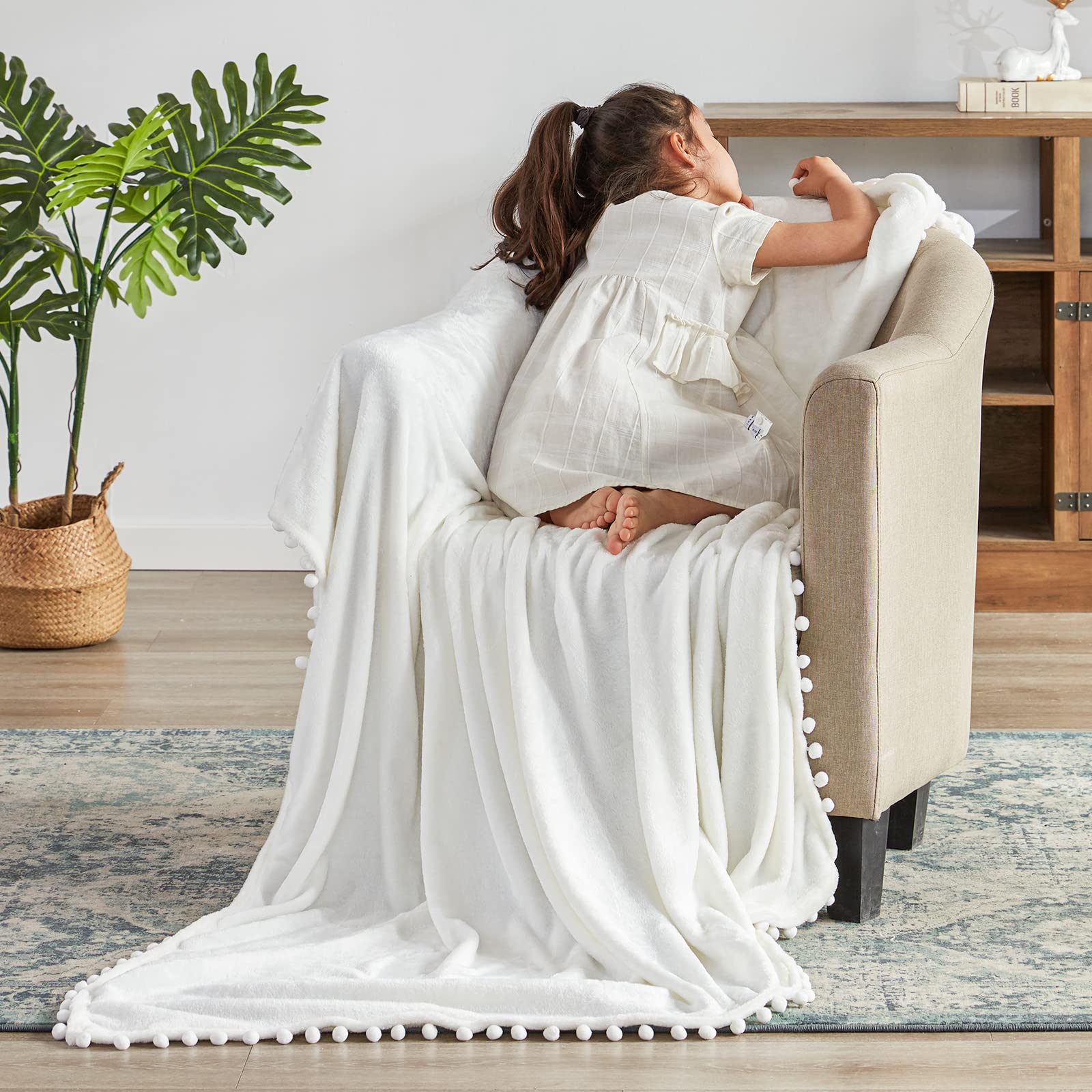 Amazon｜BEAUTEX フリーススローブランケット ポンポンフリンジ付き